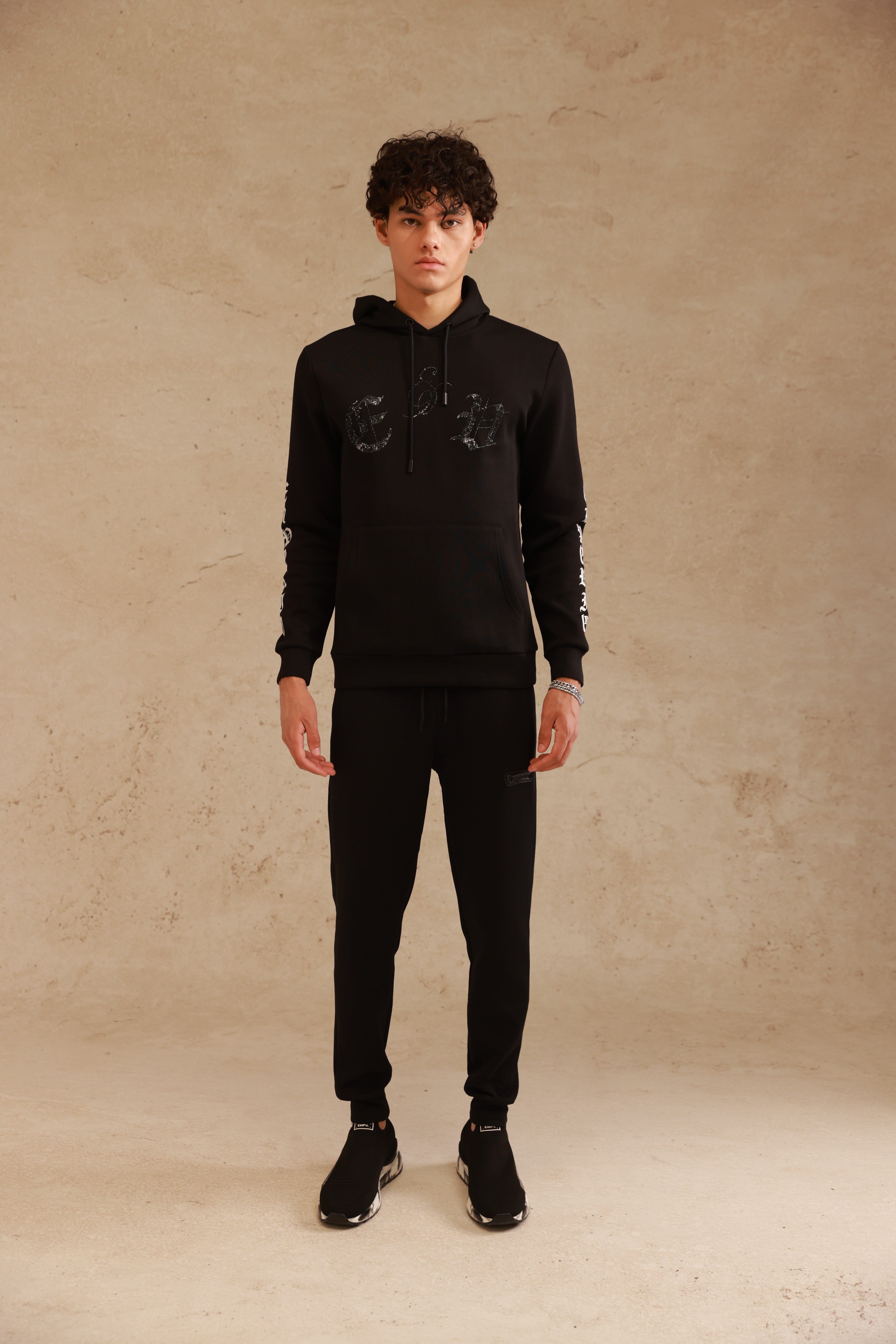 חליפת קפוצ׳ון שחורה עם הדפס גוטי