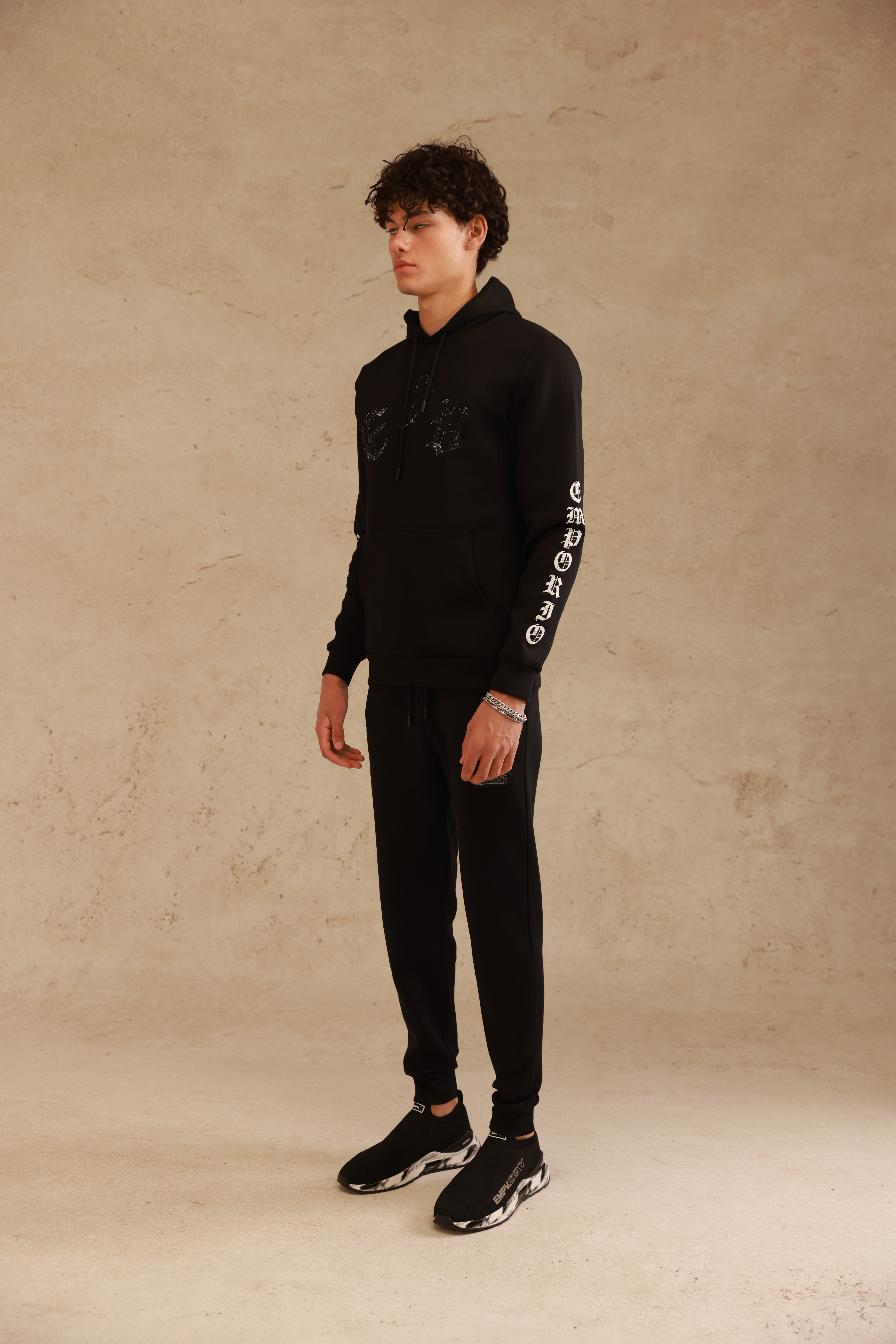 חליפת קפוצ׳ון שחורה עם הדפס גוטי