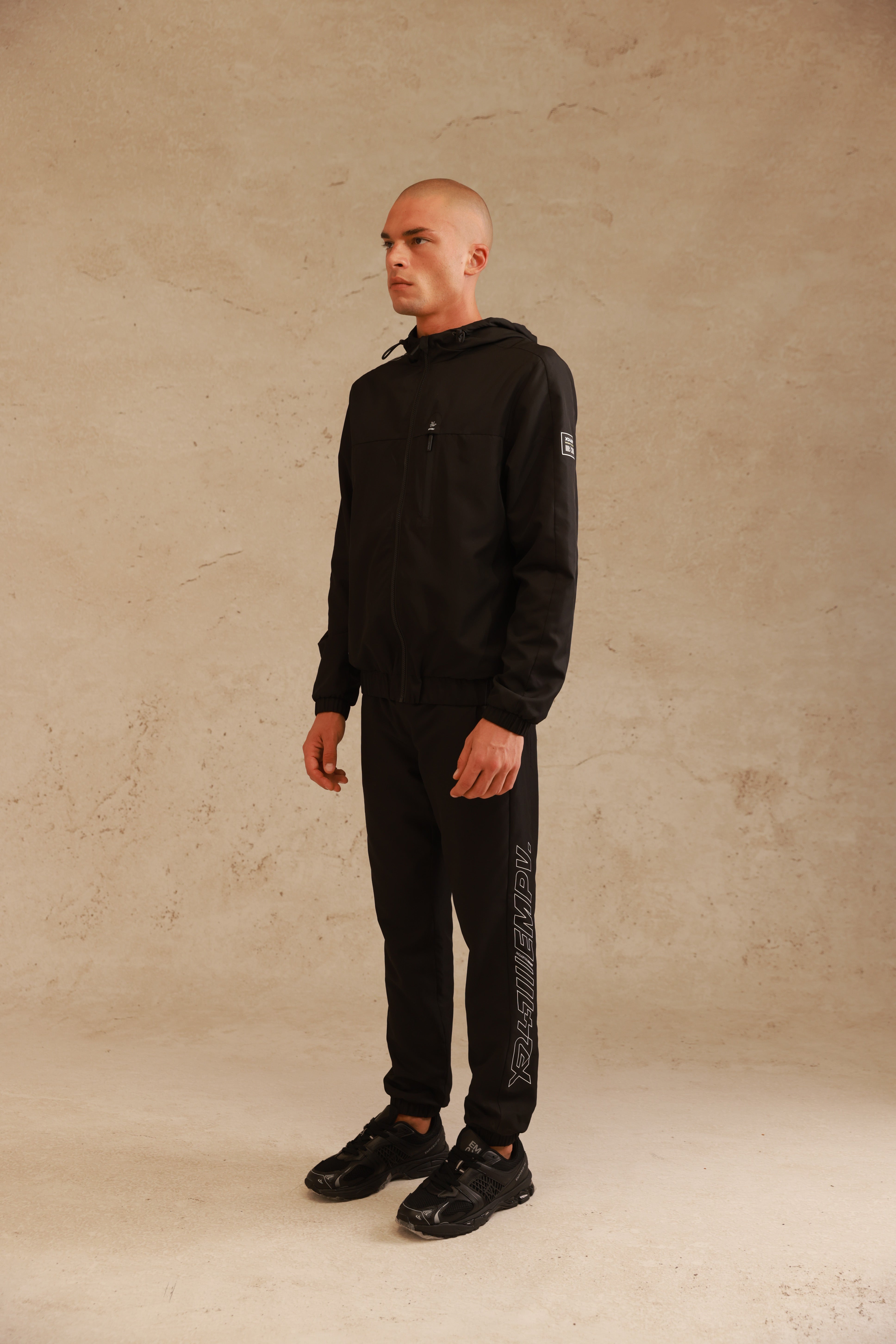 חליפת ניילון XFIT247 עם כיס בחזה