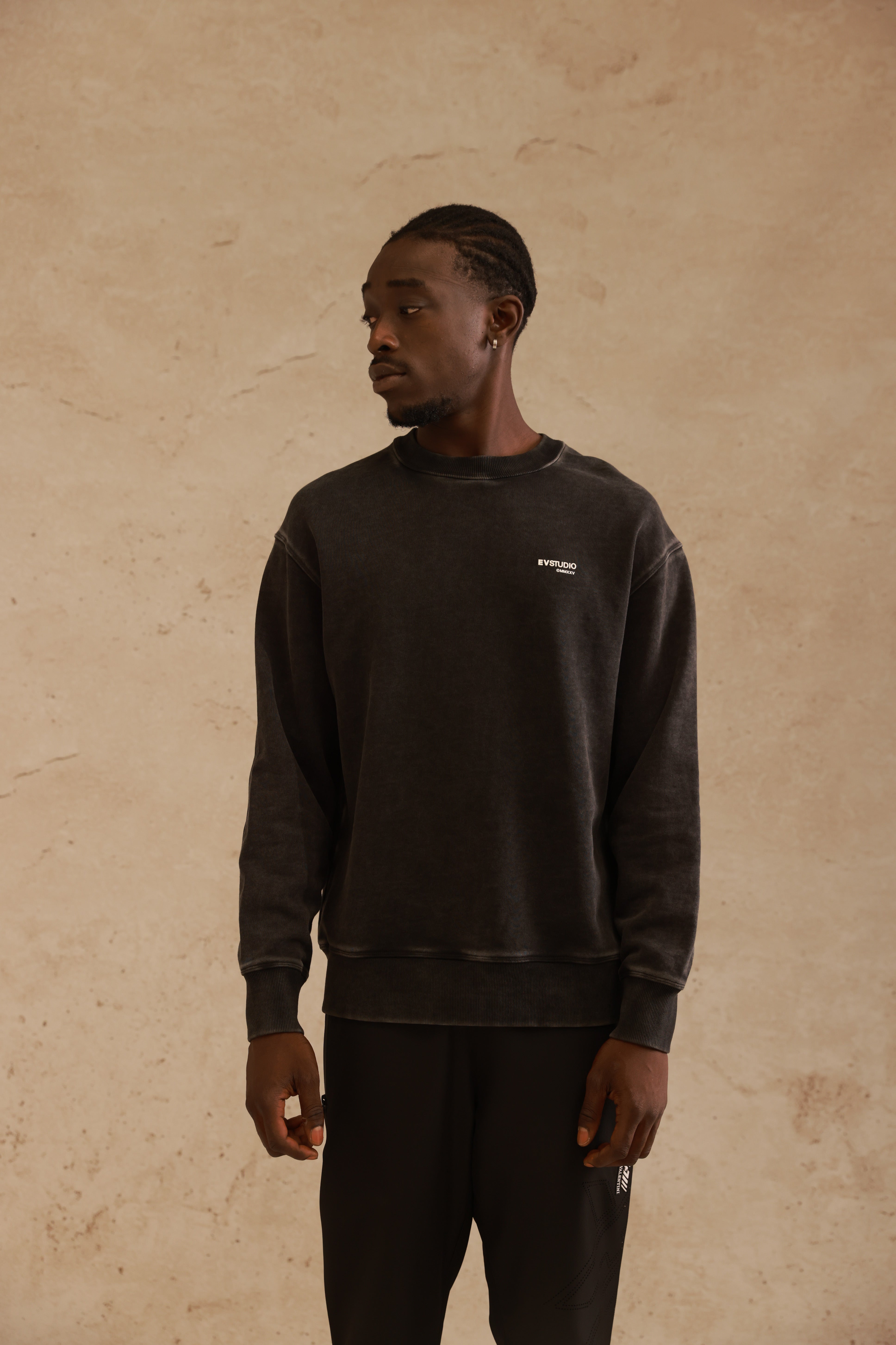 סווטשירט כביסה שחורה עם לוגו EVSTUDIO