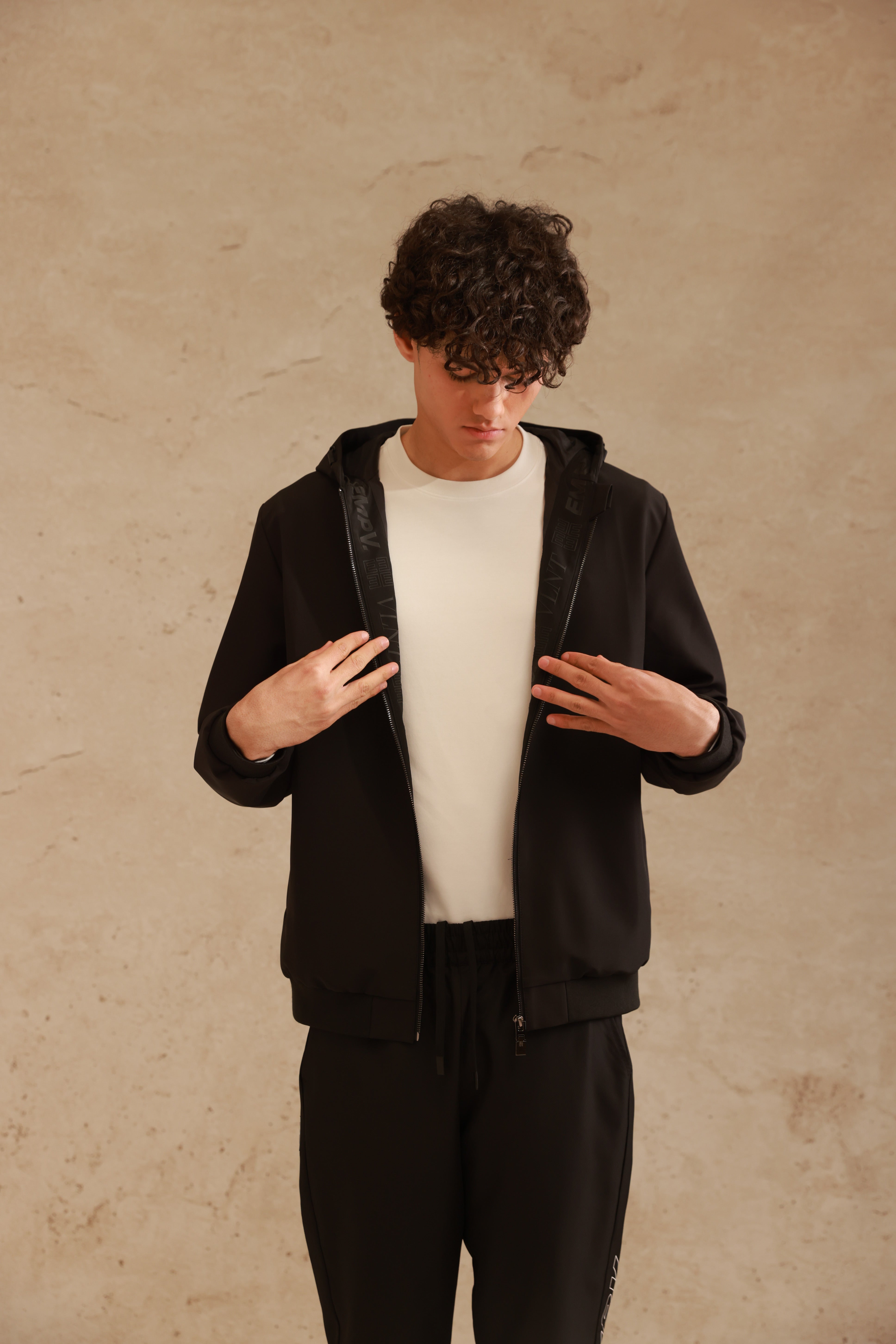 ג'אקט שחור עם הדפס גב ולוגו מתכת קדמי