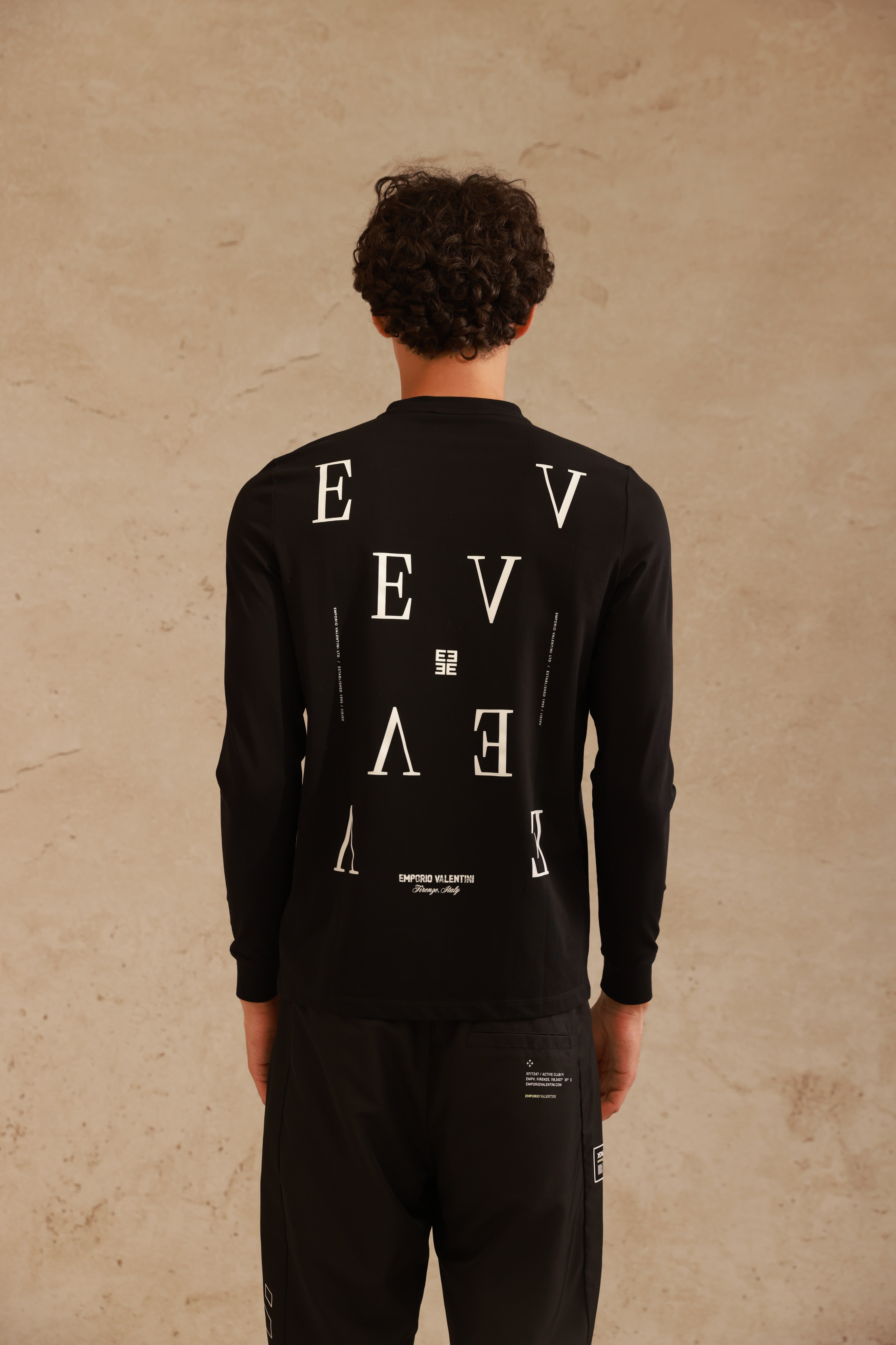 טי-שירט שרוול ארוך שחורה עם הדפס טיפוגרפי EV