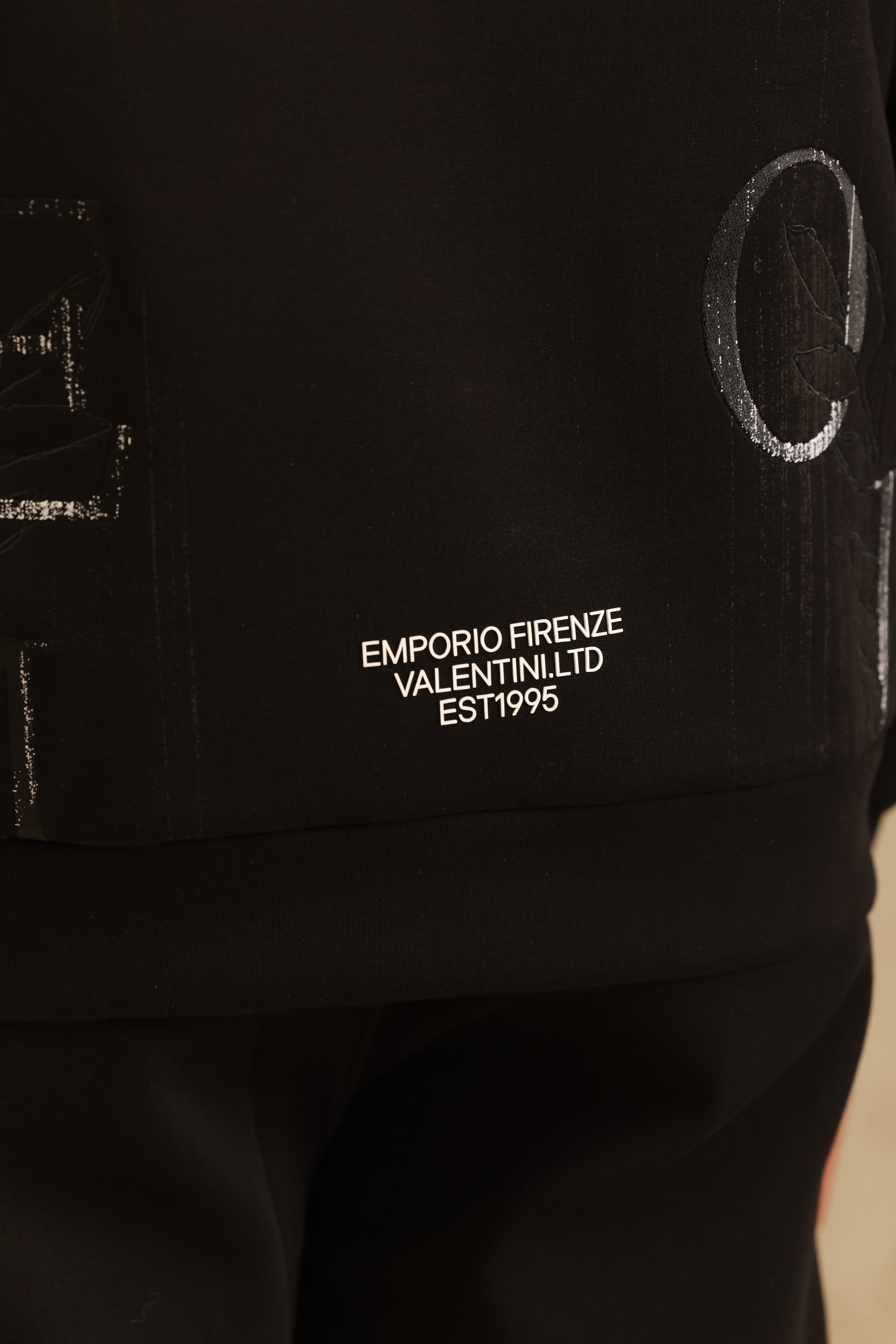 קפוצ'ון שחור עם הדפס גרפי מובלט Emporio Valentini