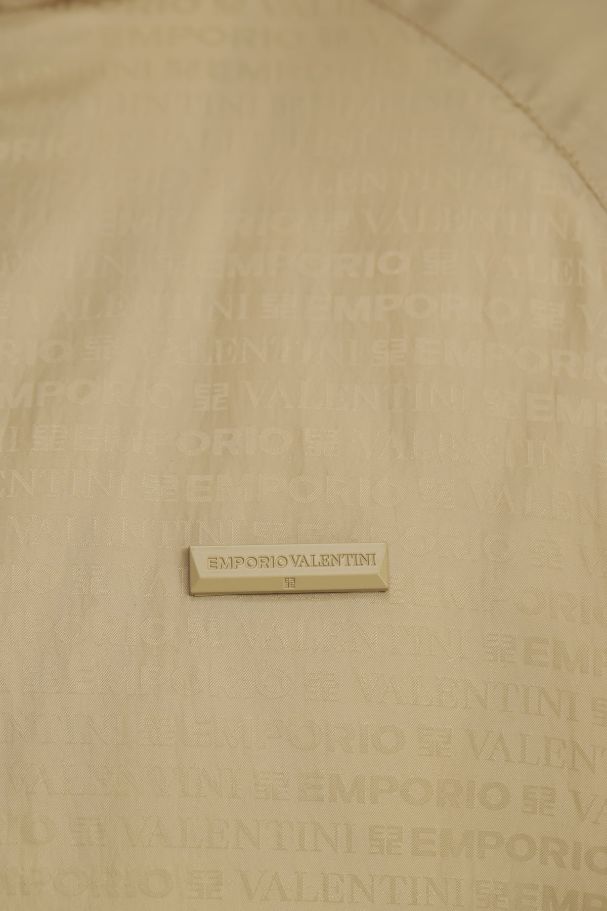 מעיל בז' מרופד עם קפוצ'ון והדפס EMPORIO VALENTINI | Emporio Valentini