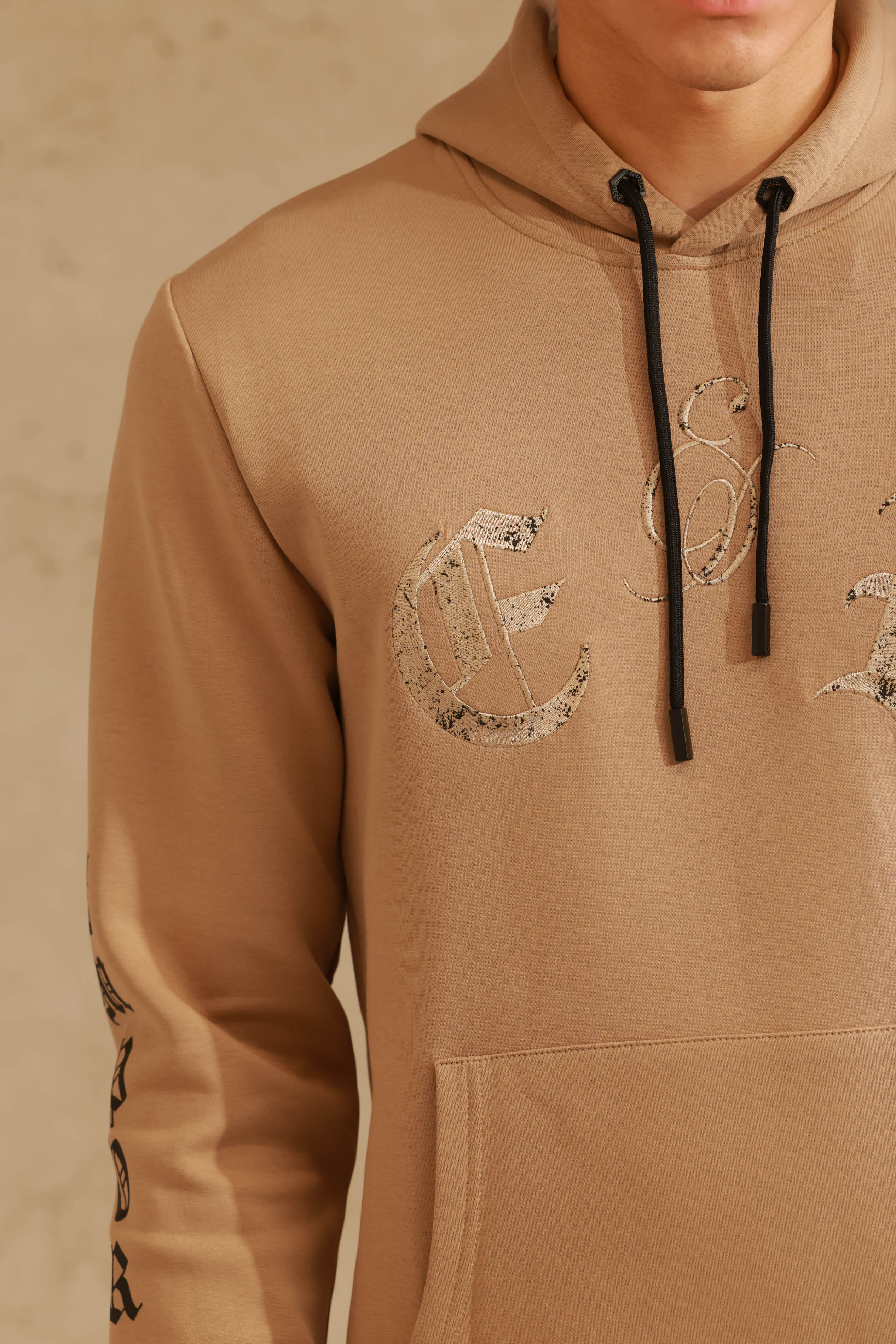 חליפת קפוצ׳ון בצבע בז'-שחור עם הדפס גוטי