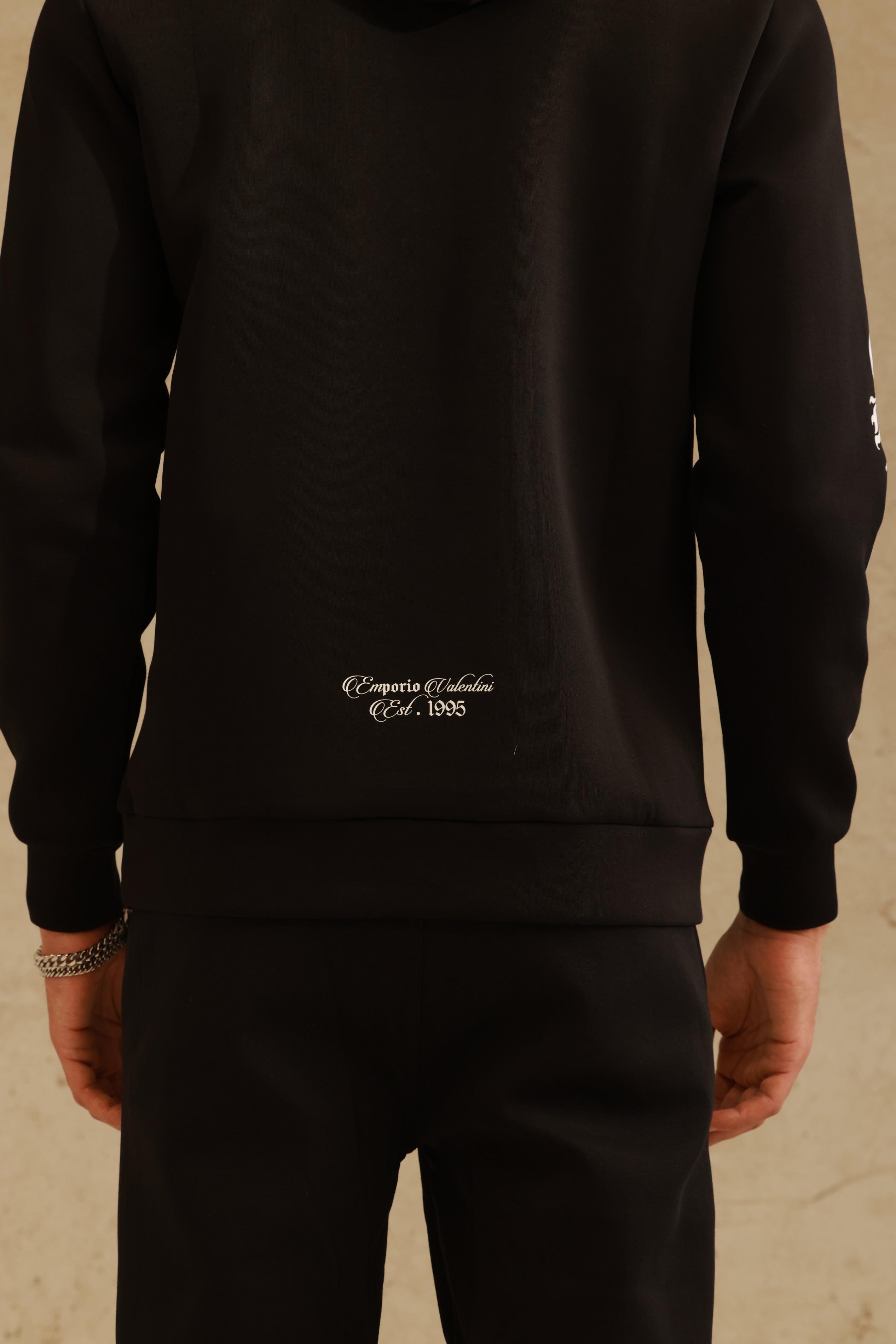 חליפת קפוצ׳ון שחורה עם הדפס גוטי