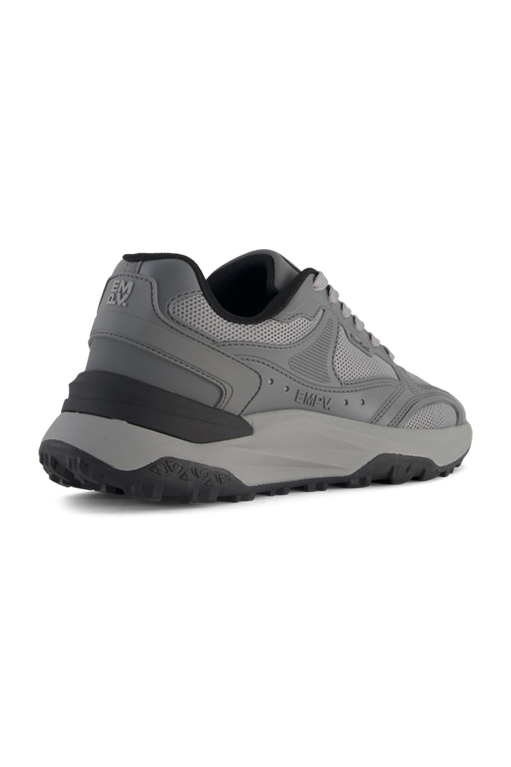 סניקרס אפורות עם סוליית שטח