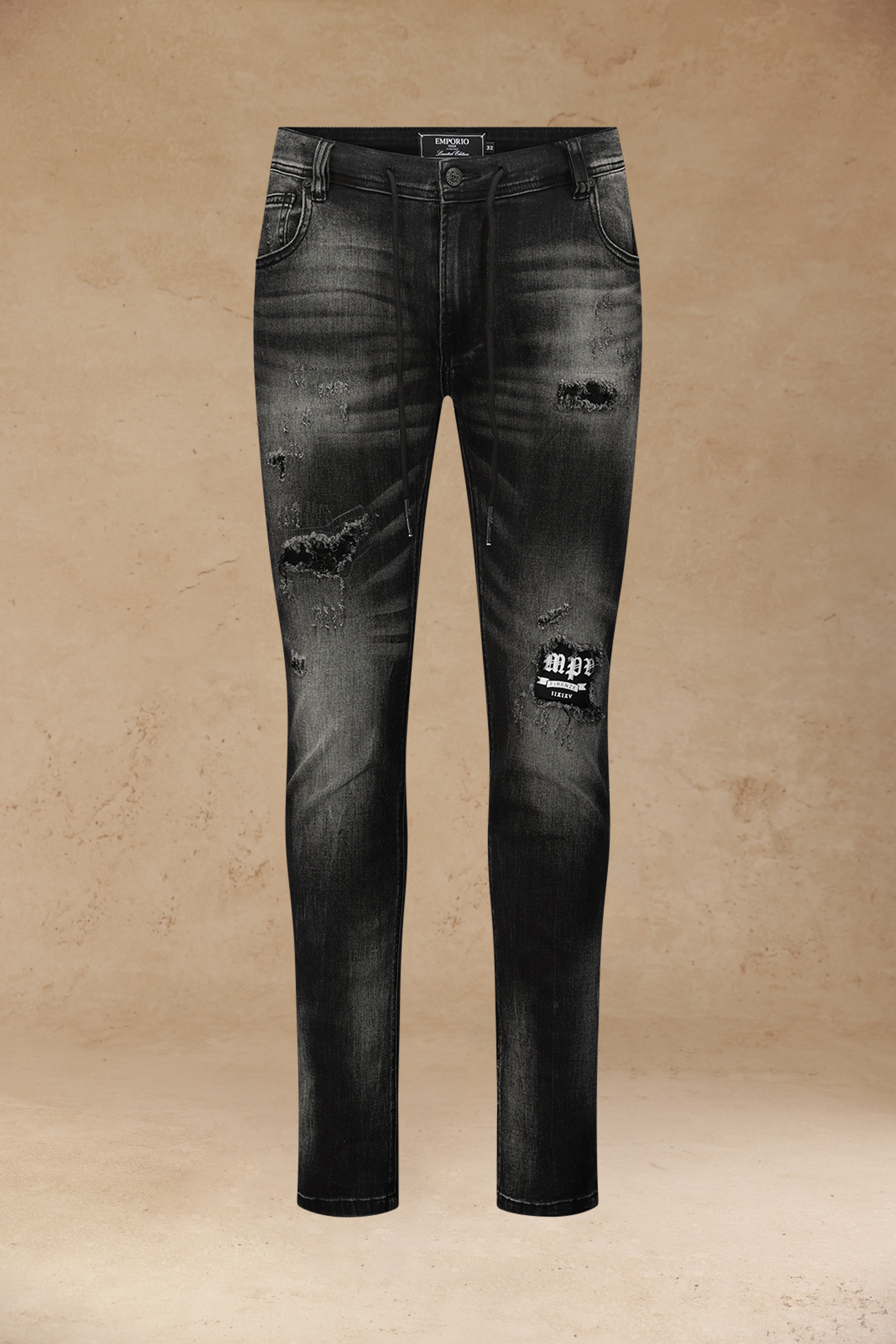 ג׳ינס שחור עם קרעים ולוגו מודפס