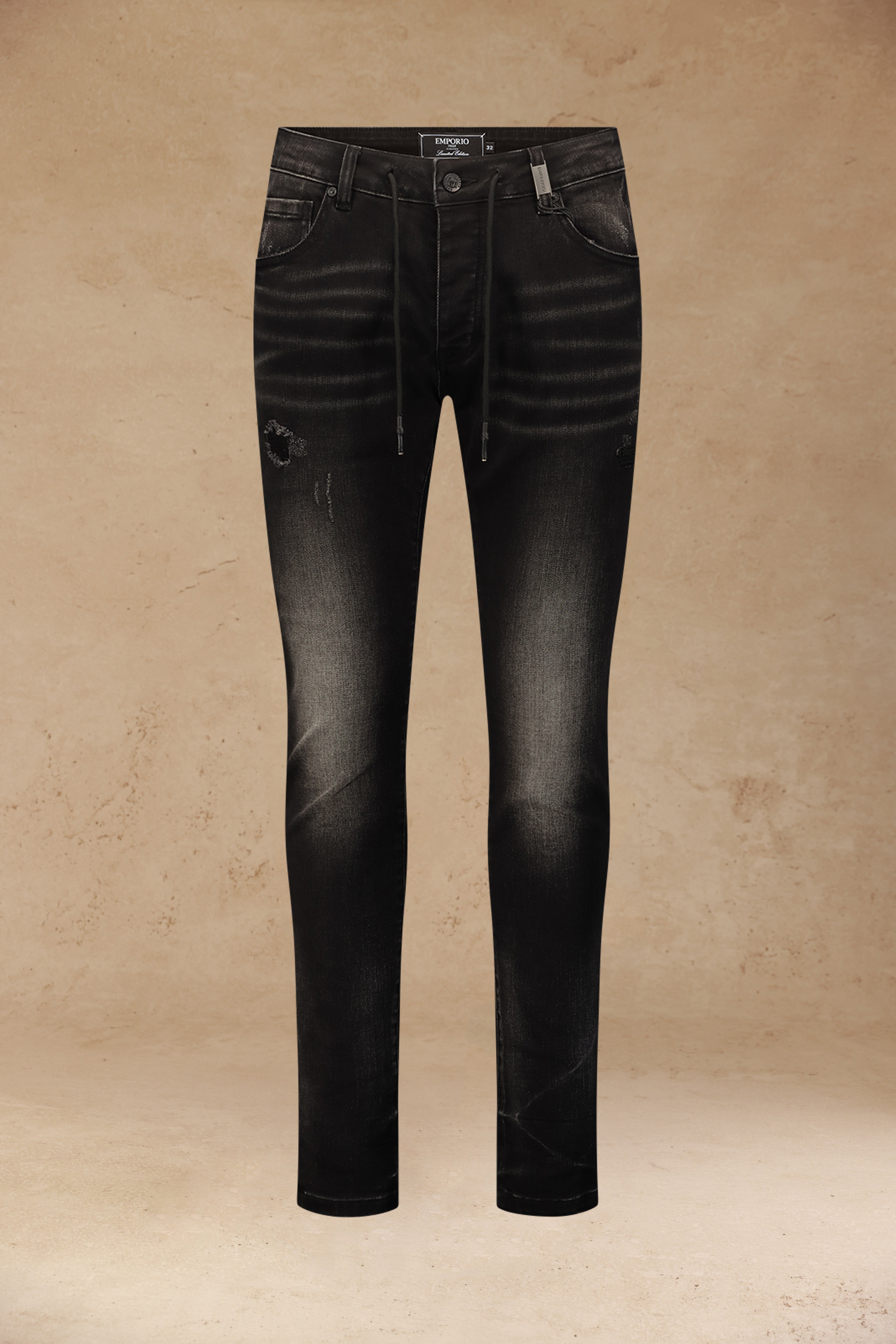 ג׳ינס שחור עם הדפס גוטי ולוגו מתכת קדמי