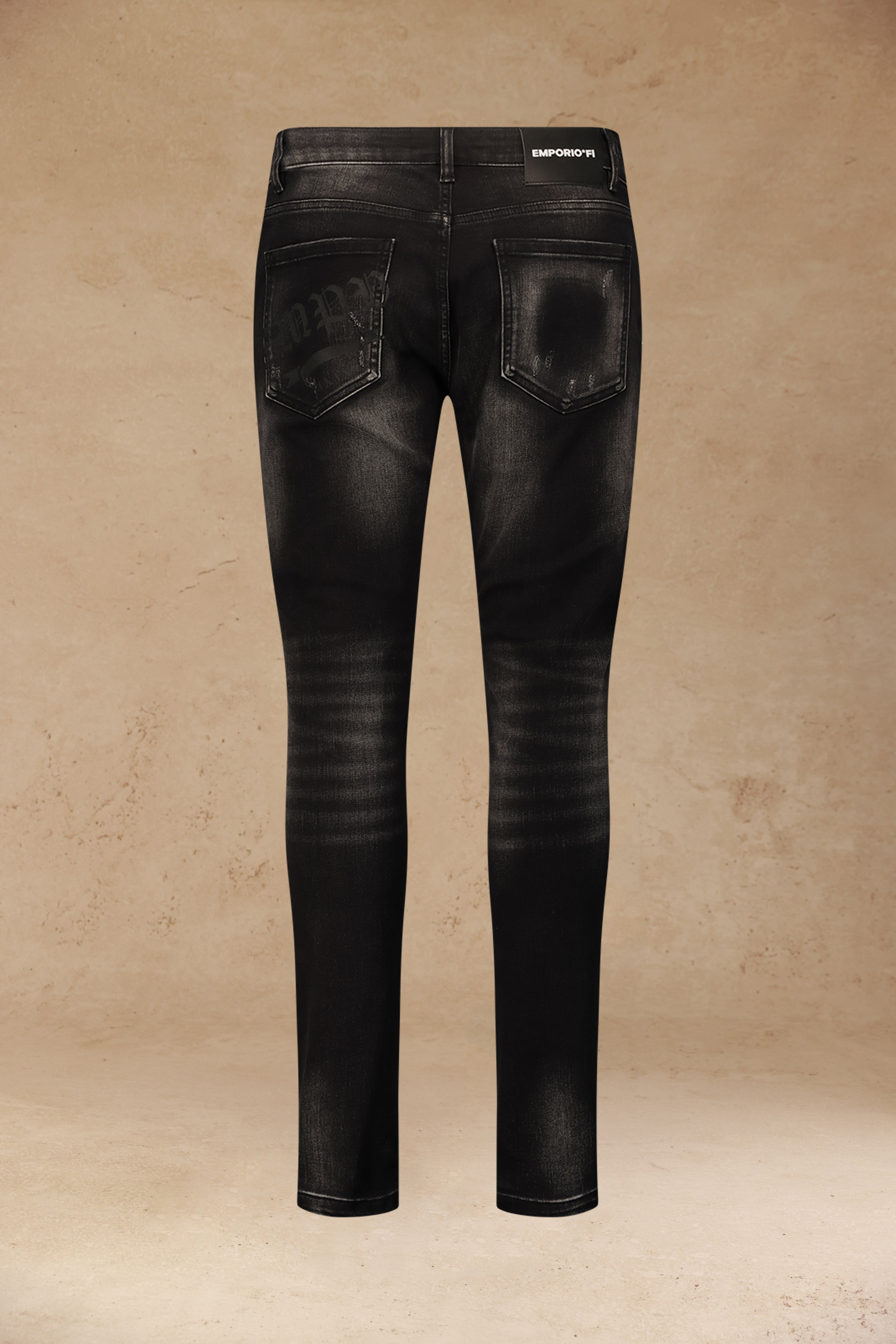 ג׳ינס שחור עם הדפס גוטי ולוגו מתכת קדמי