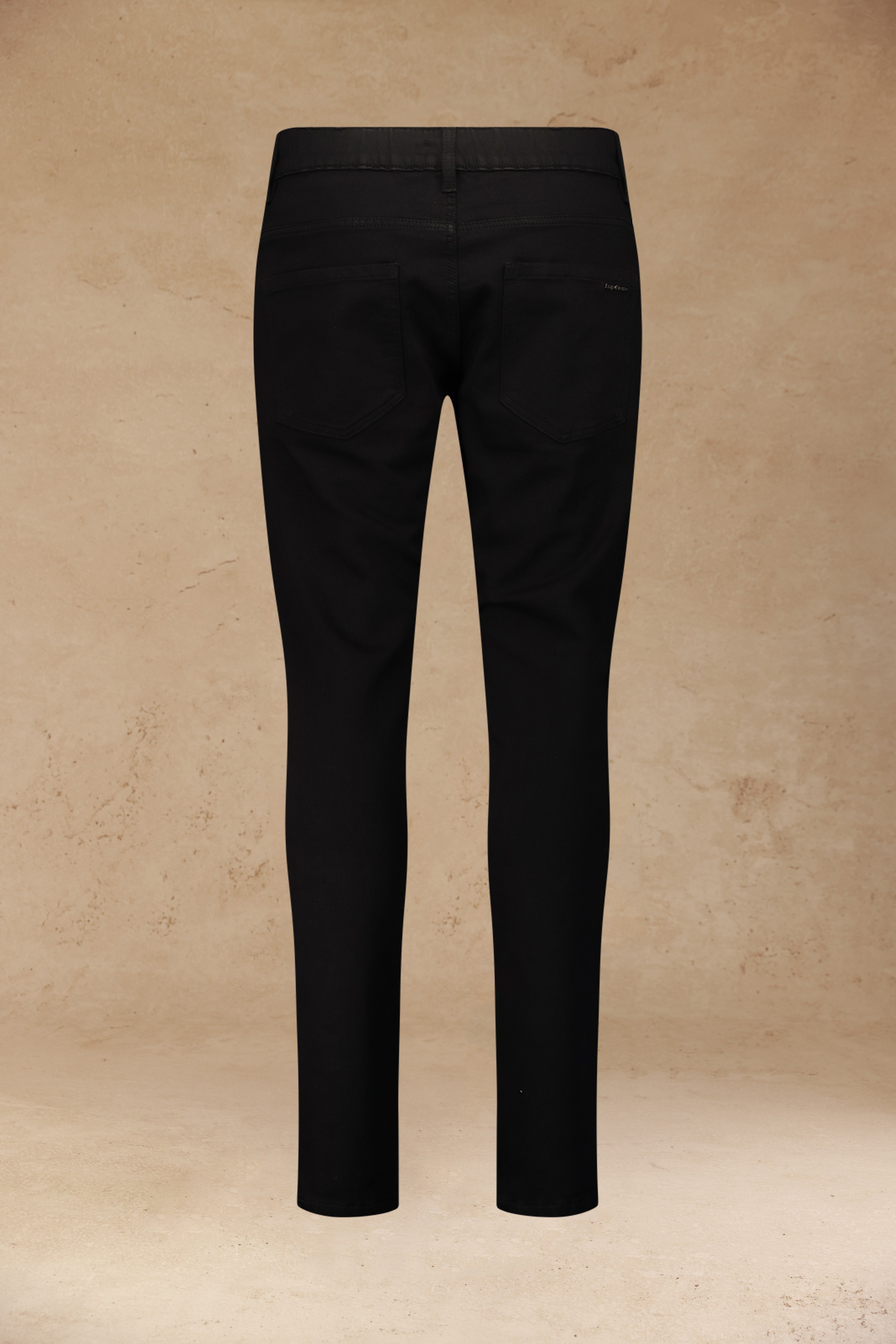 ג׳ינס שחור קלאסי עם שרוך מותן