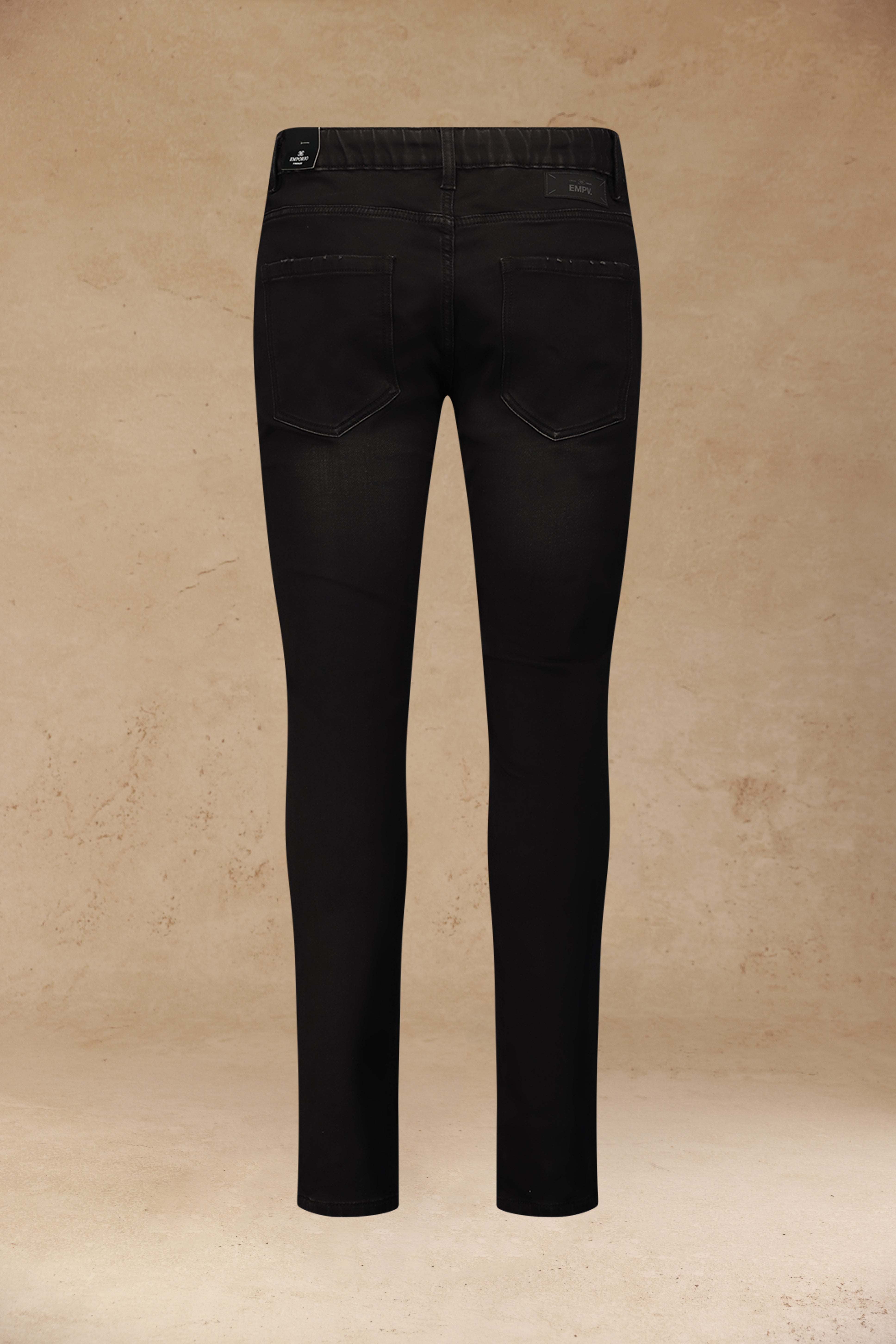 ג׳ינס שחור עם קרעים עדינים