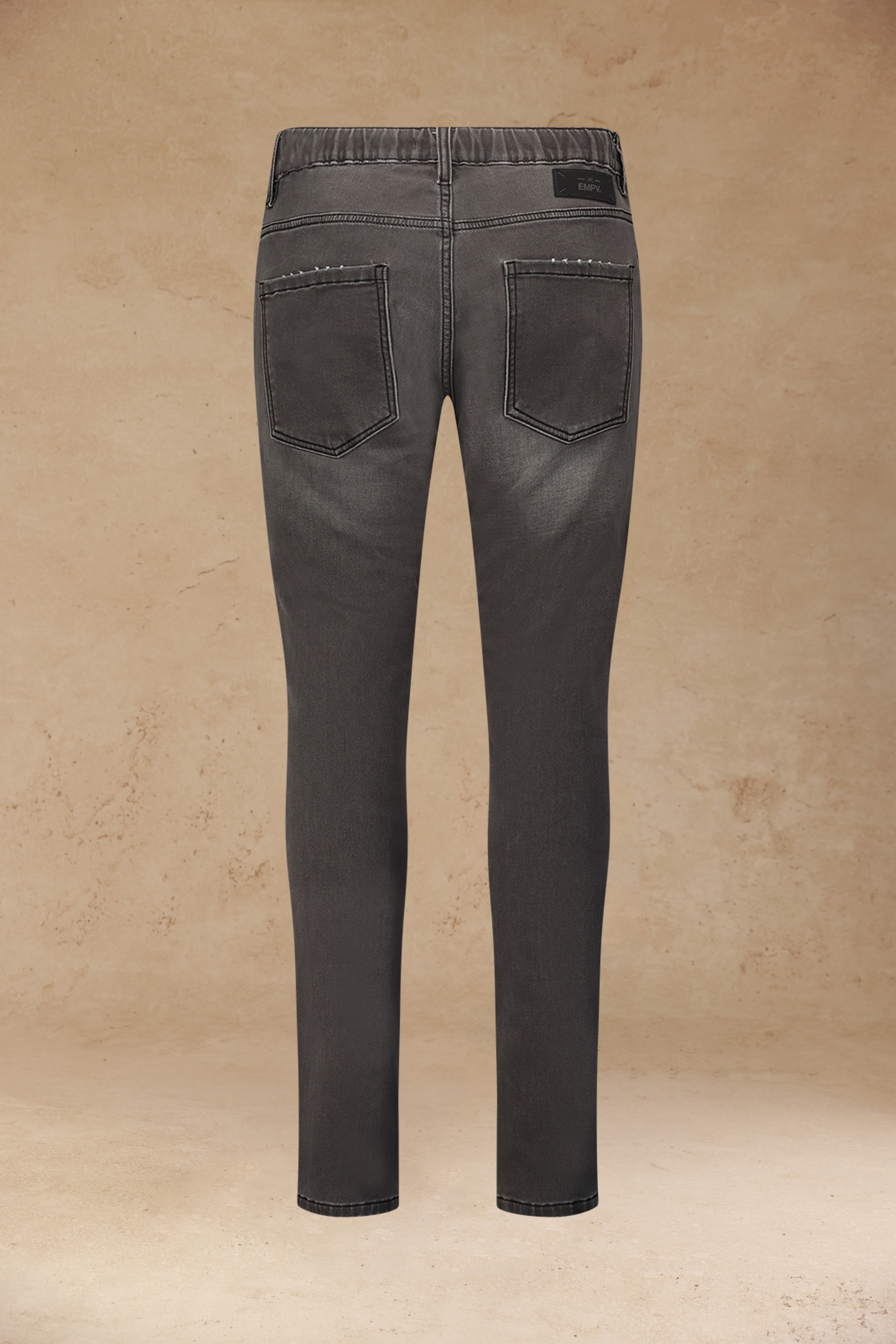 ג׳ינס אפור עם קרעים עדינים