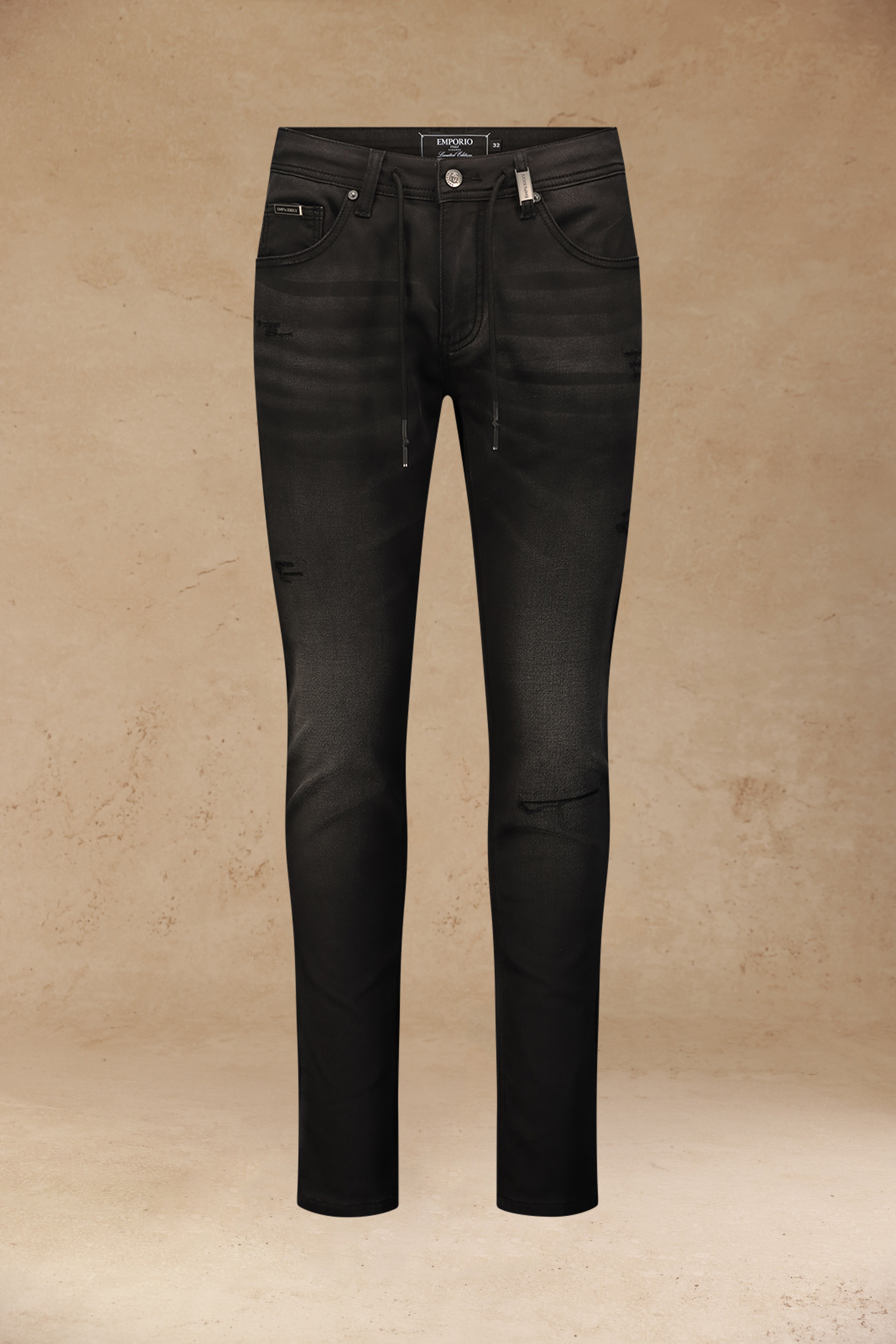 ג׳ינס כחול כהה עם שרוך כחול ושטיפות עדינות