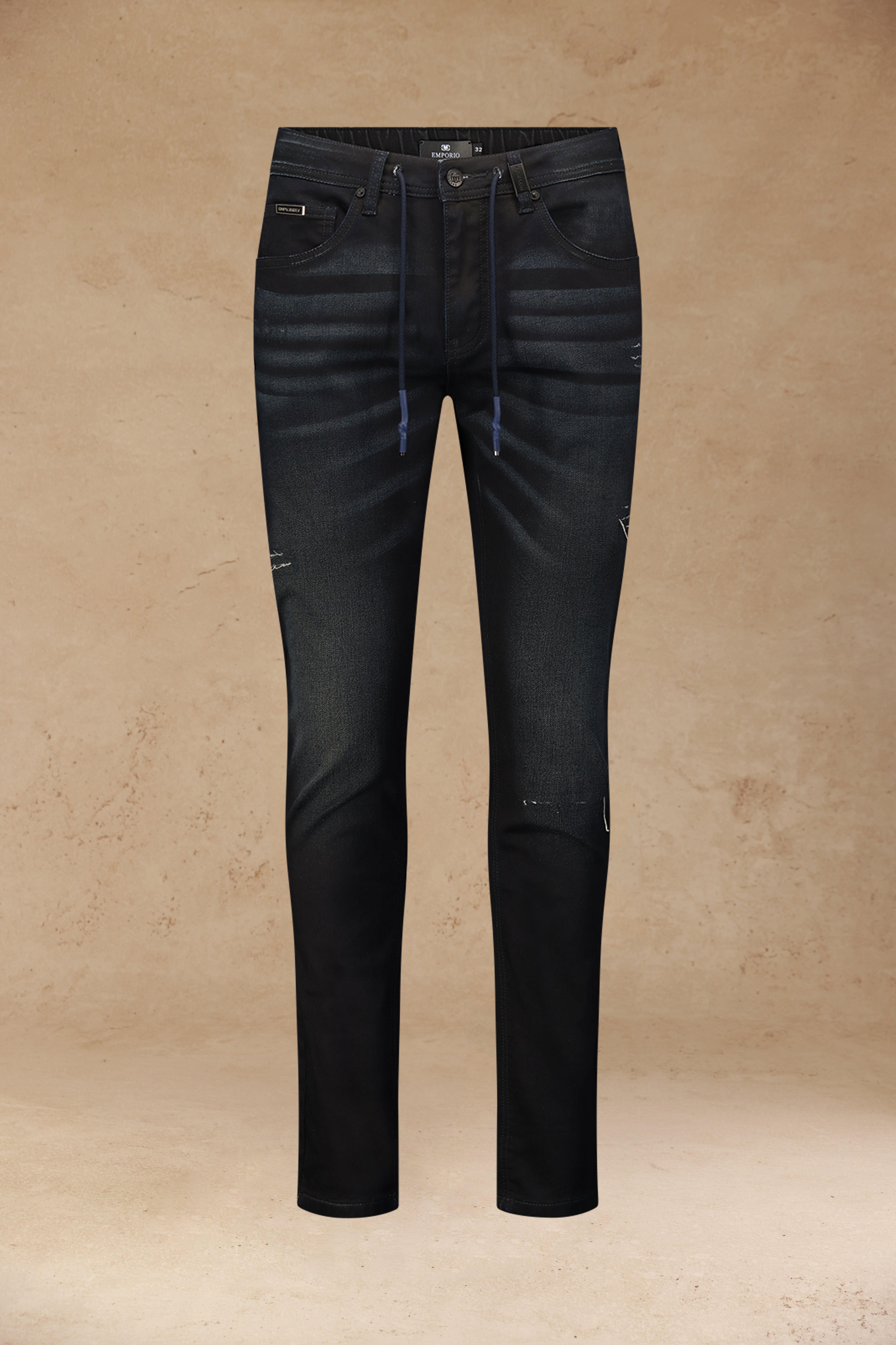 ג׳ינס כחול כהה עם שרוך כחול ושטיפות עדינות