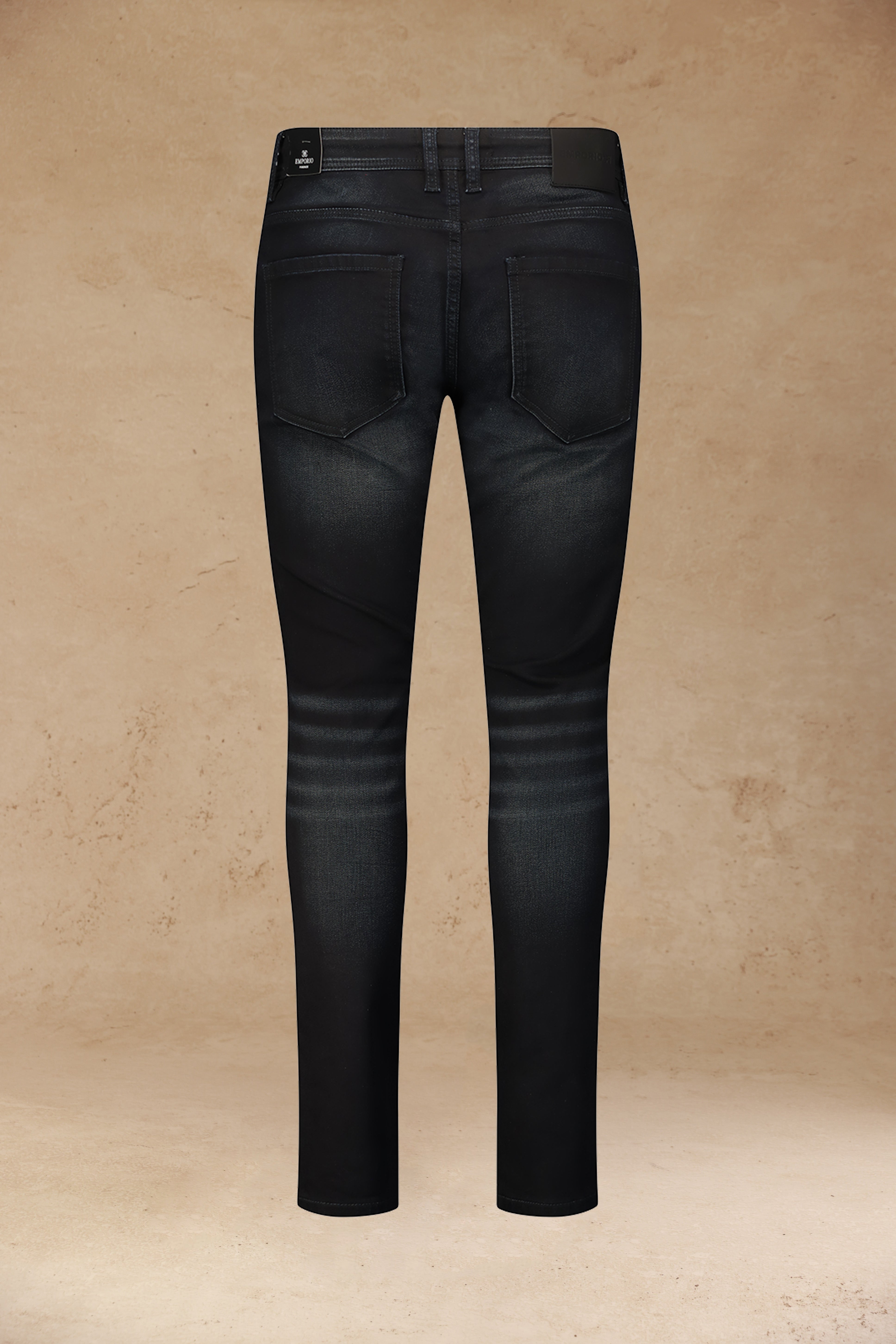 ג׳ינס כחול כהה עם שרוך כחול ושטיפות עדינות