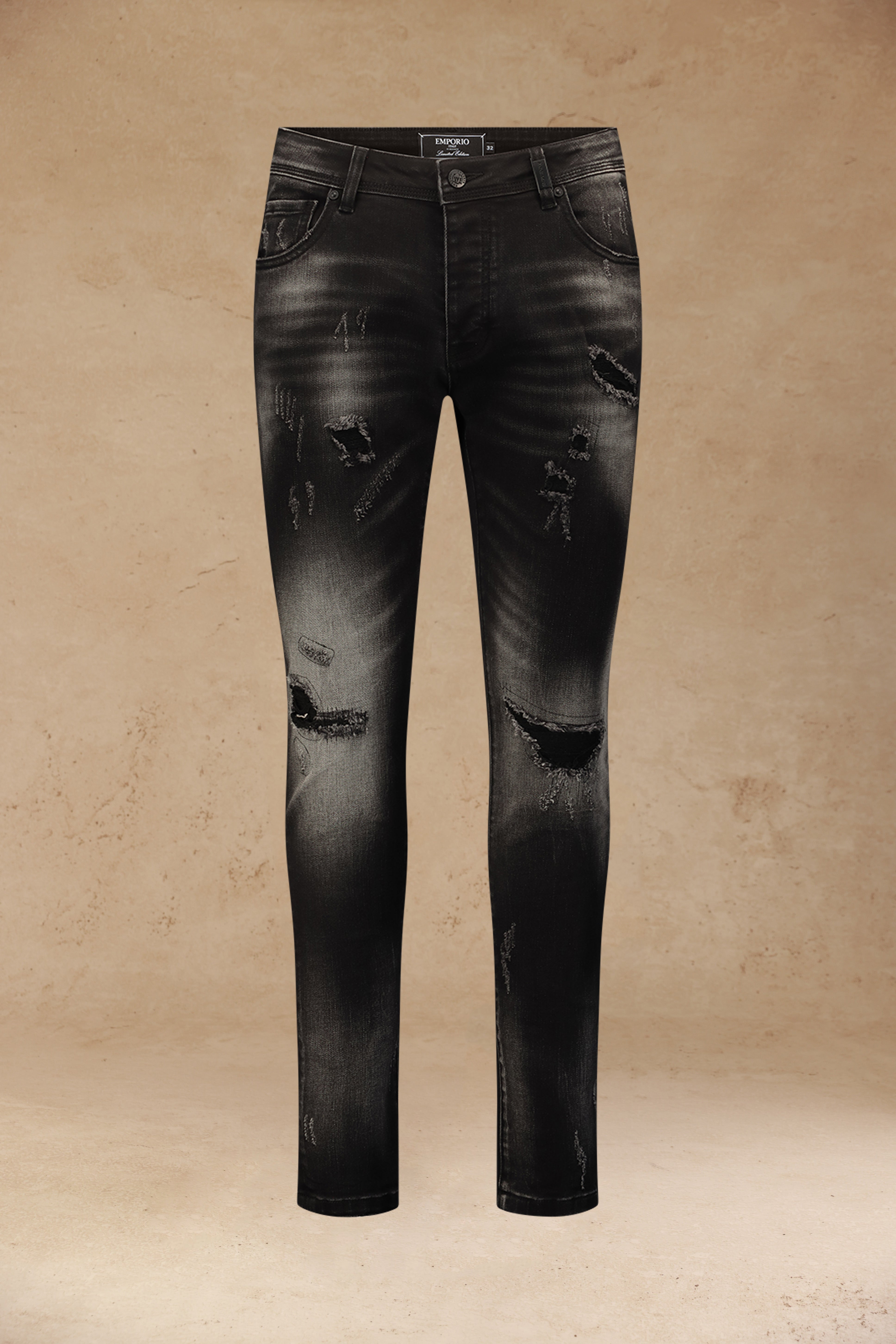 ג׳ינס שחור עם קרעים ושפשופים