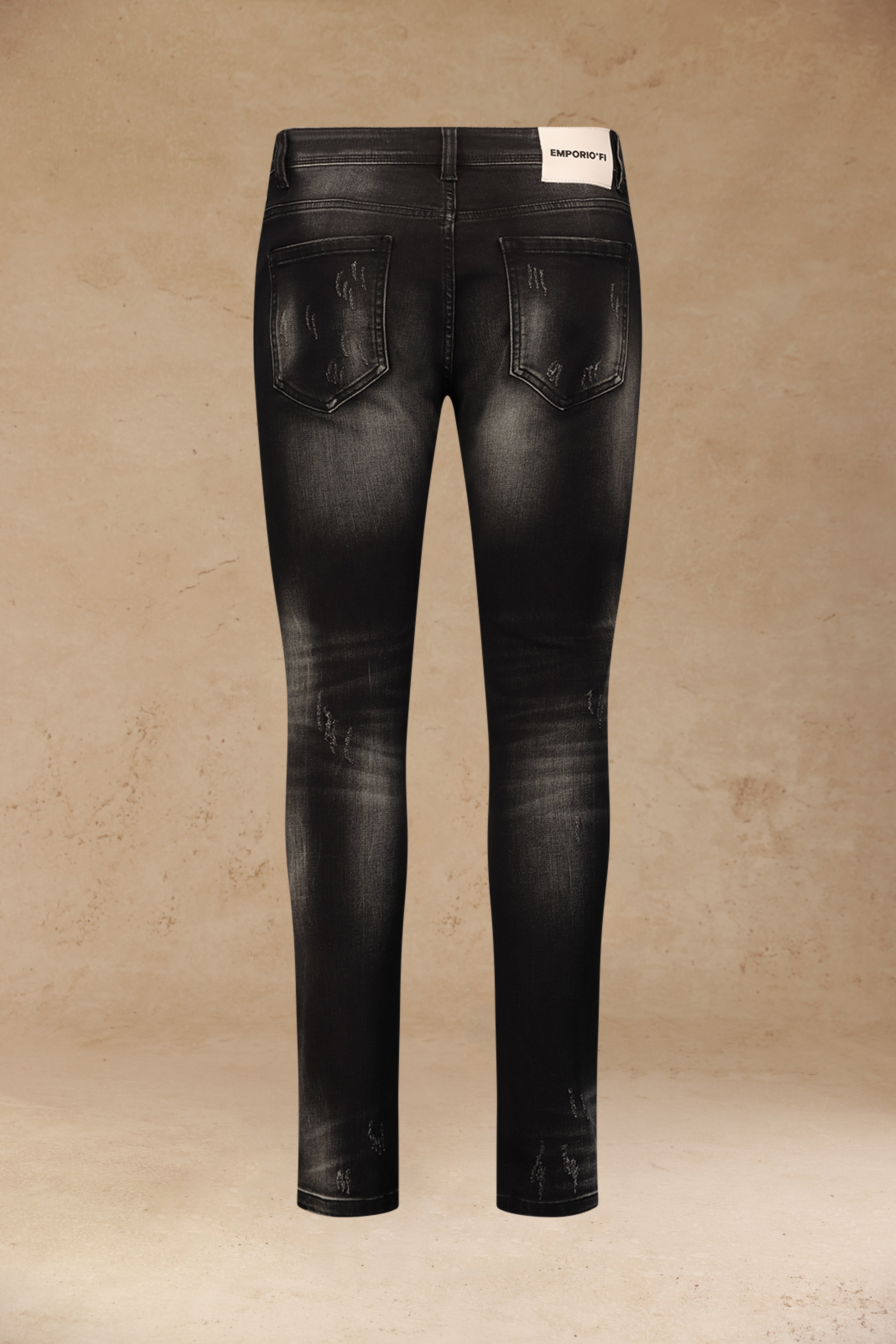 ג׳ינס שחור עם קרעים ושפשופים