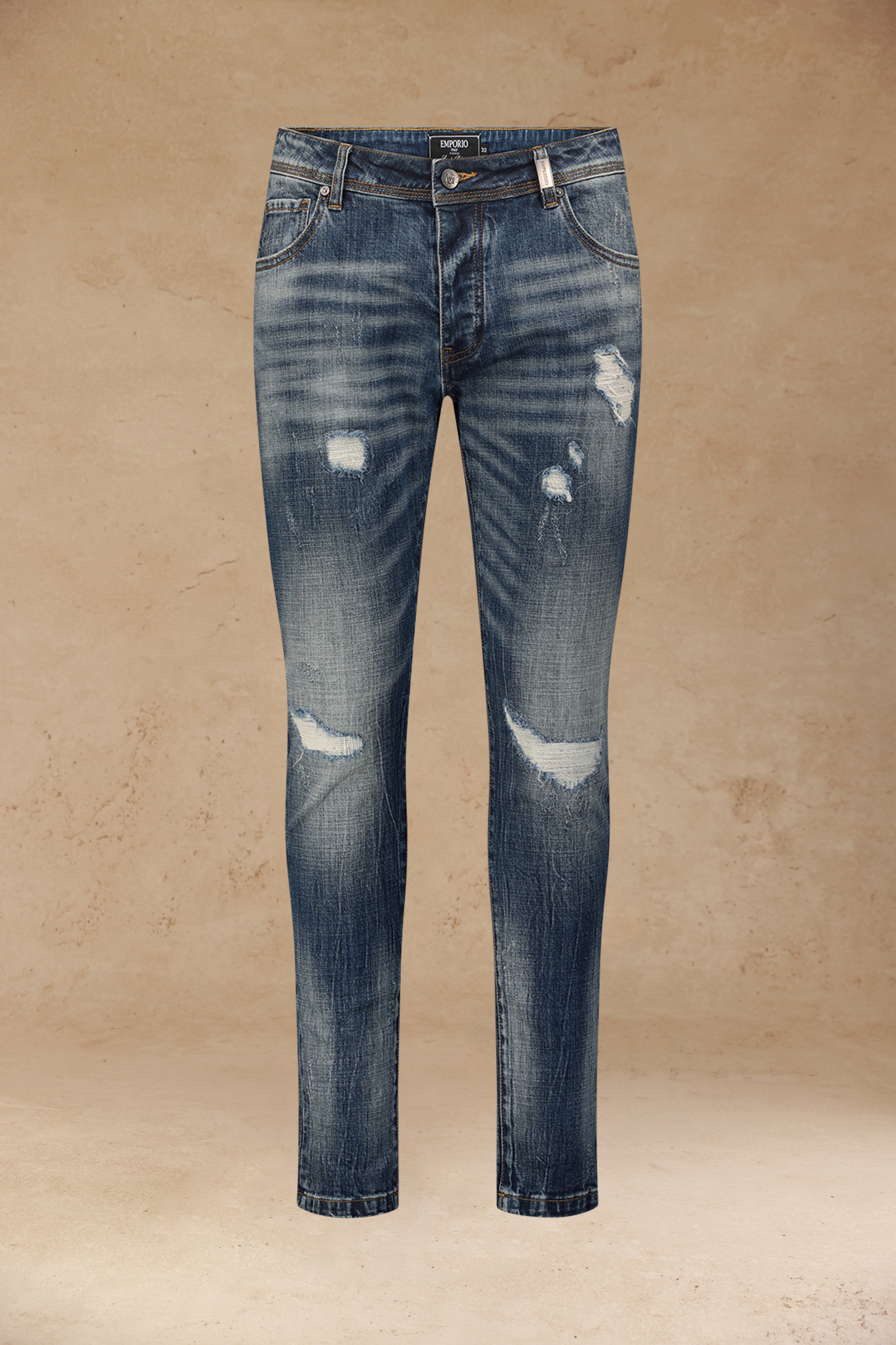 ג׳ינס כחול עם קרעים ושפשופים