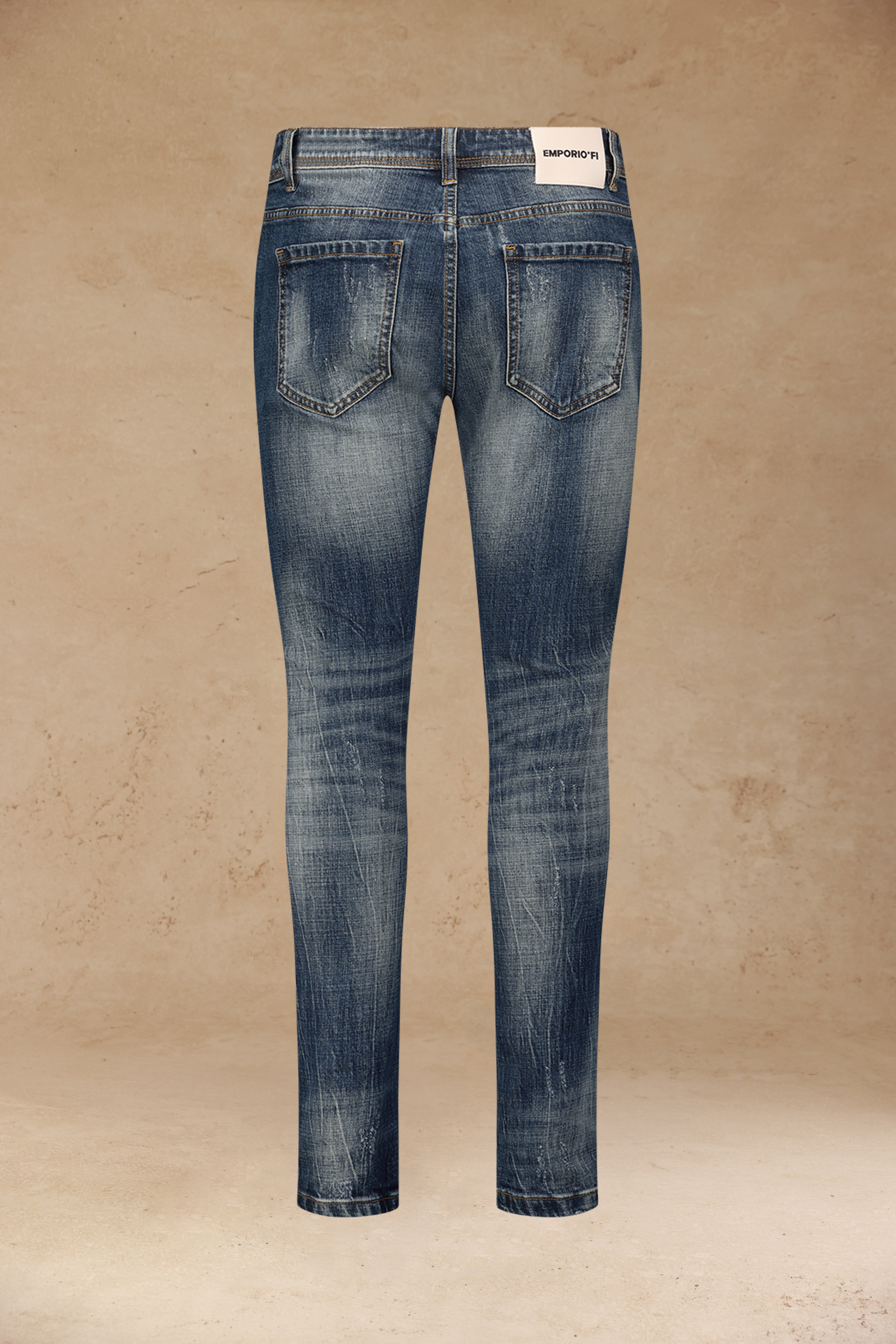 ג׳ינס כחול עם קרעים ושפשופים