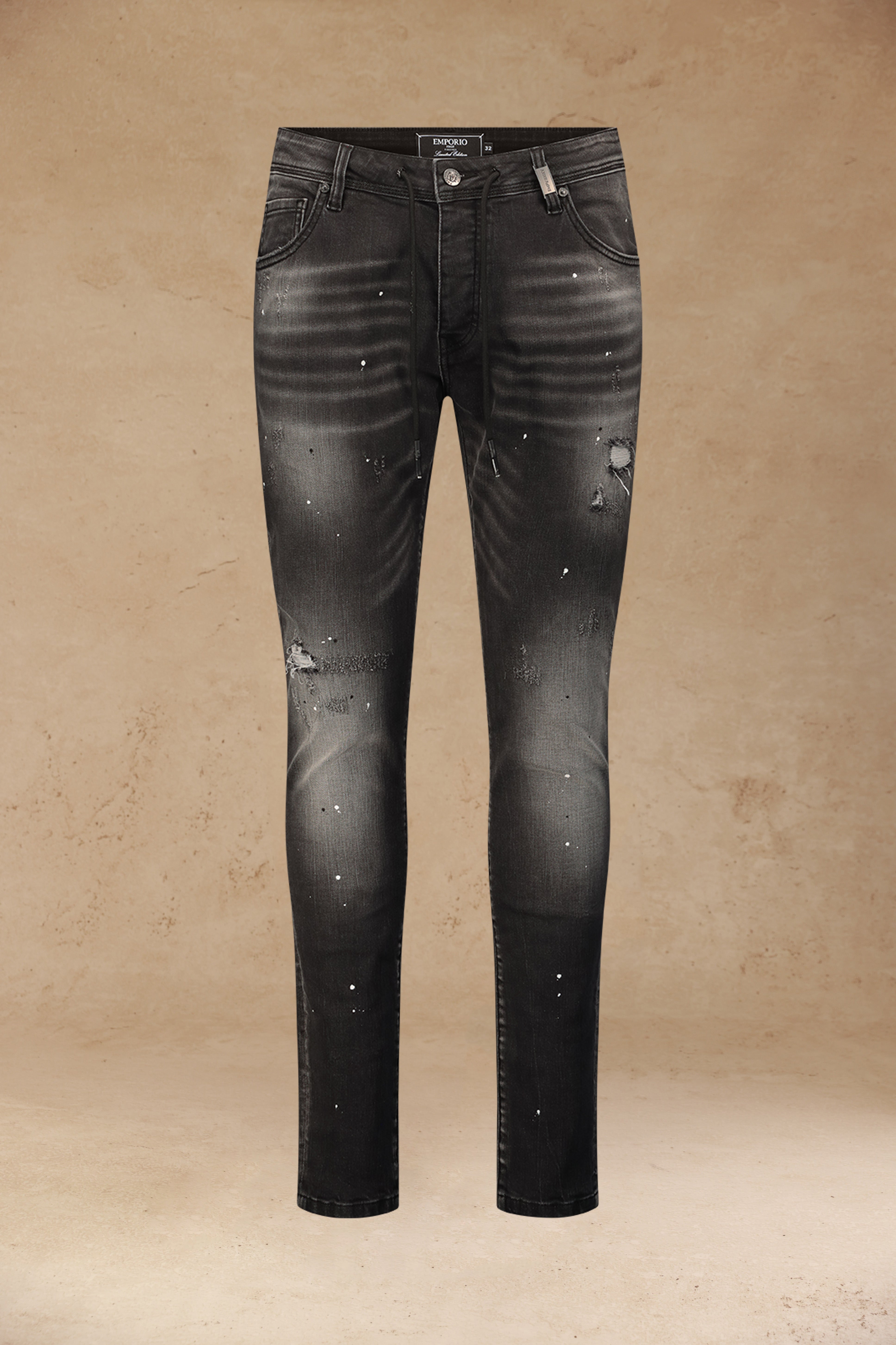 ג׳ינס שחור עם שרוך במותן ולוגו רקום בכיס האחורי