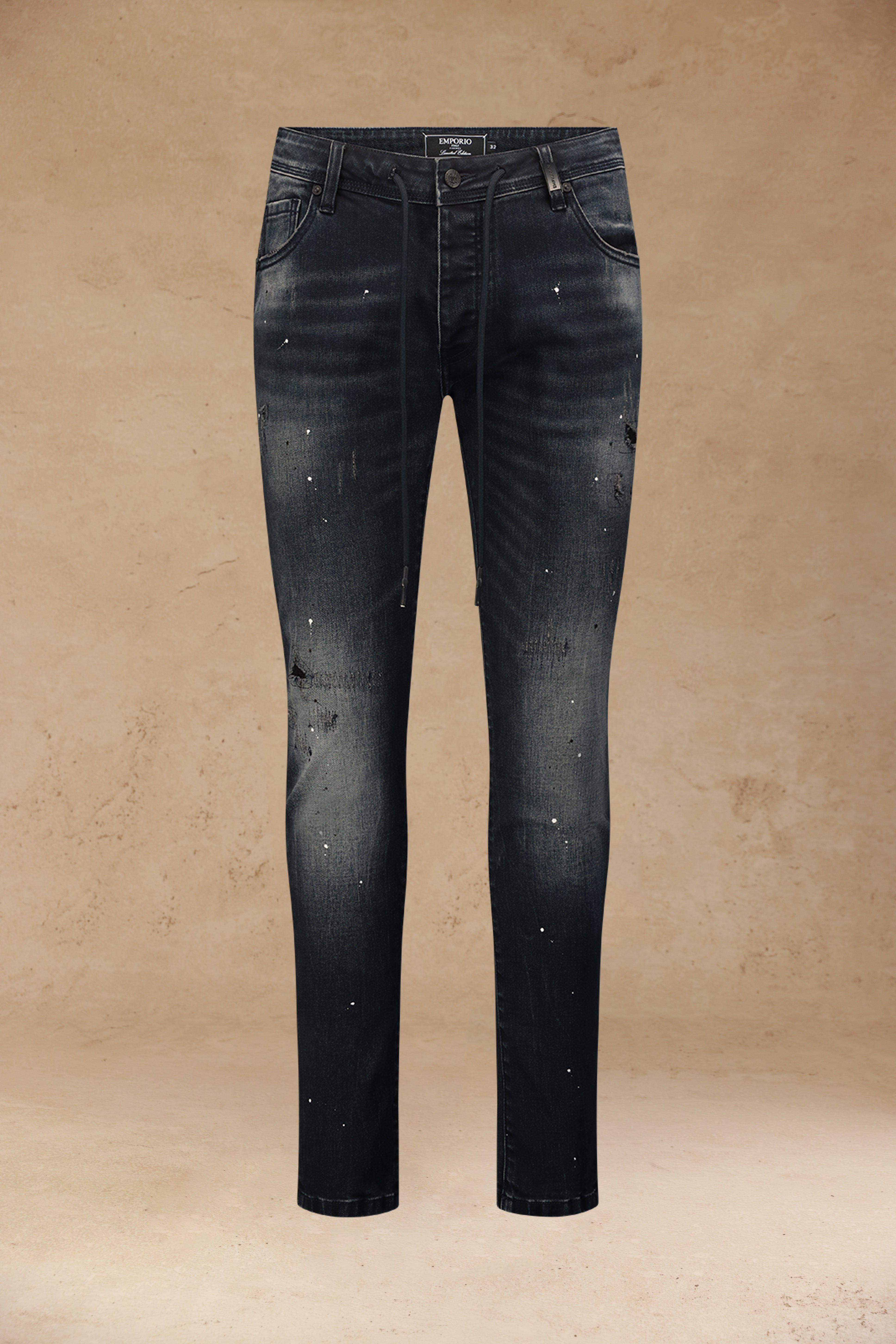 ג׳ינס כחול כהה עם שרוך במותן ולוגו רקום בכיס האחורי