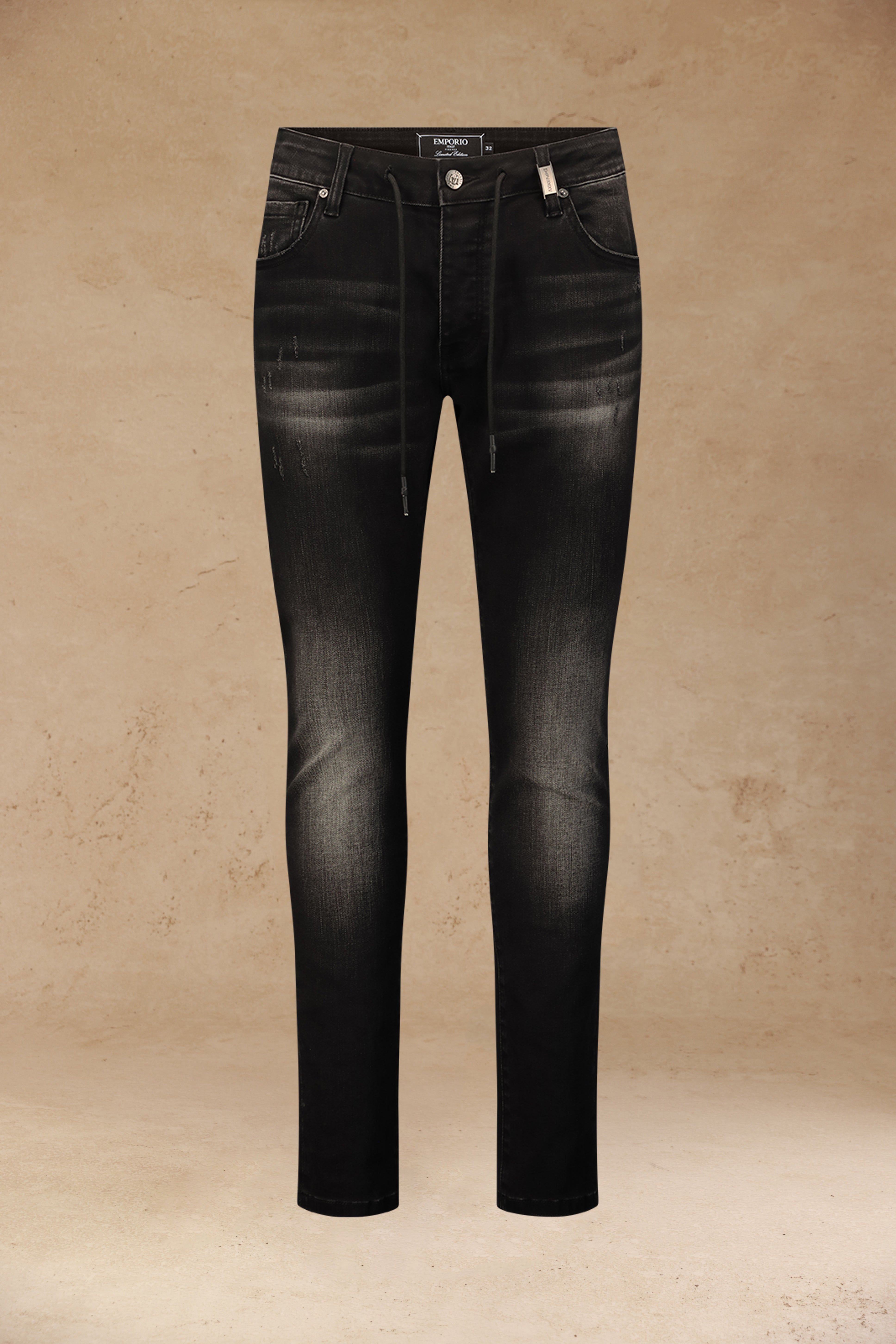 ג׳ינס שחור עם הדפס לוגו בגב ושרוך במותן