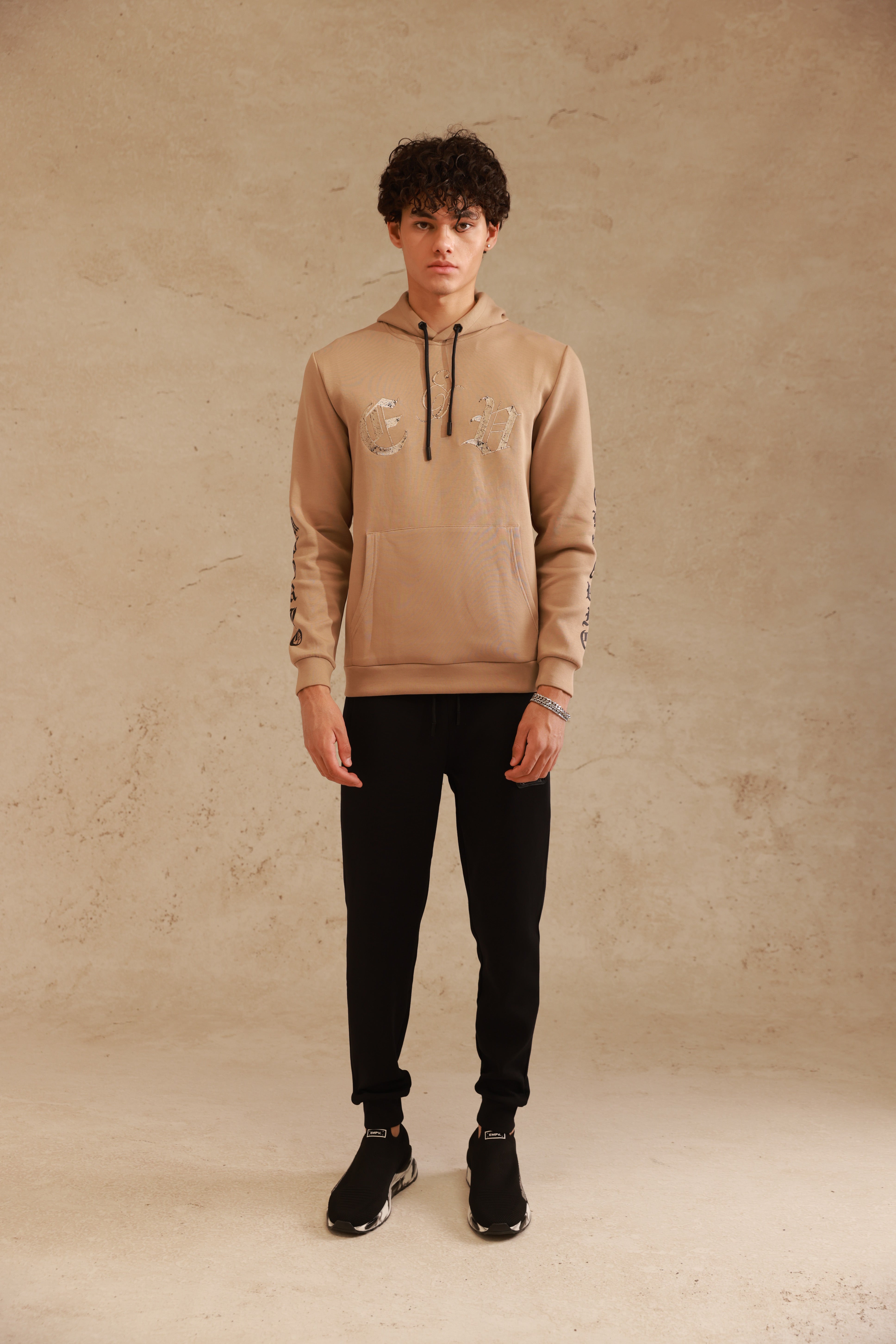 חליפת קפוצ׳ון בצבע בז'-שחור עם הדפס גוטי