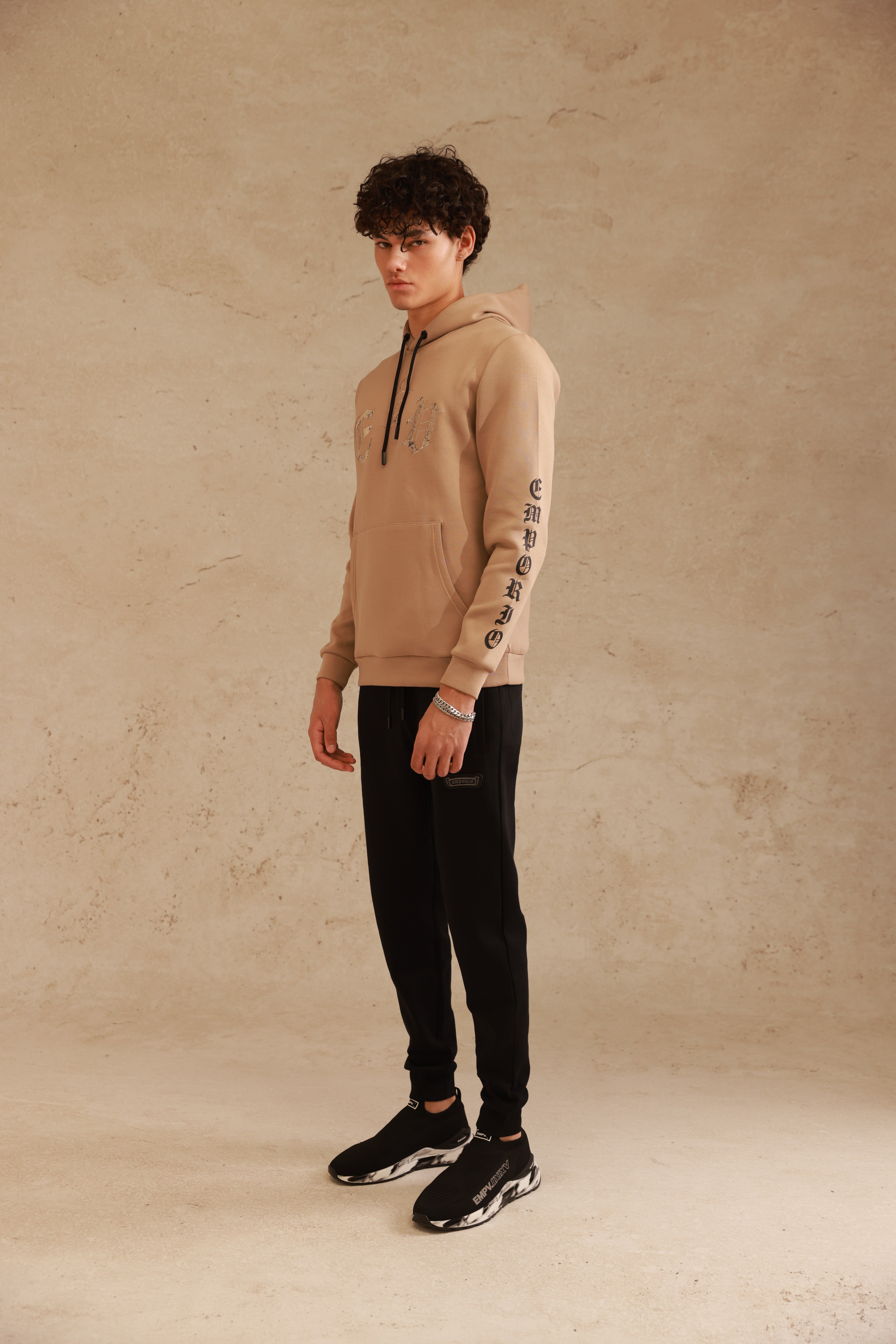 חליפת קפוצ׳ון בצבע בז'-שחור עם הדפס גוטי