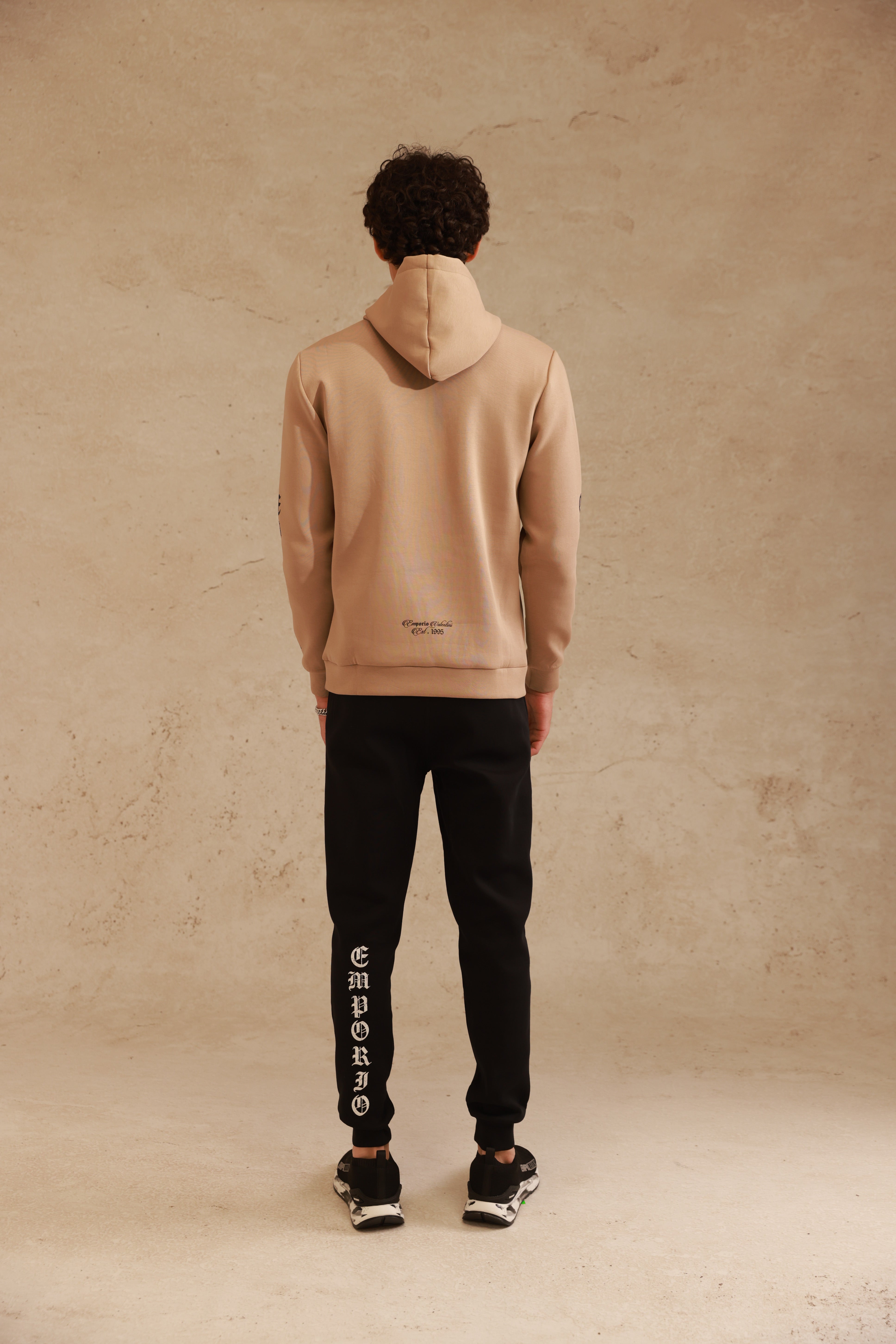 חליפת קפוצ׳ון בצבע בז'-שחור עם הדפס גוטי