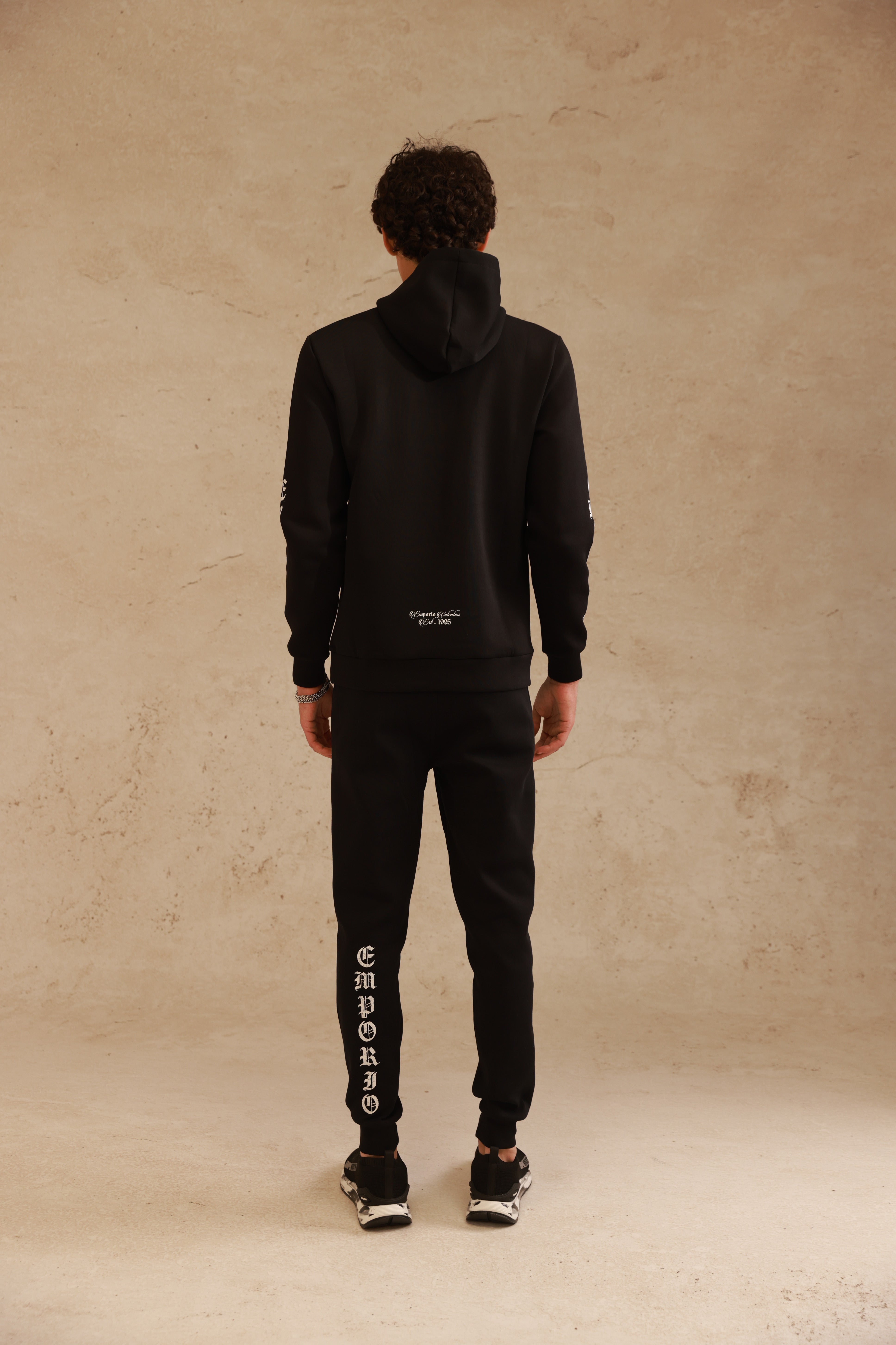 חליפת קפוצ׳ון שחורה עם הדפס גוטי