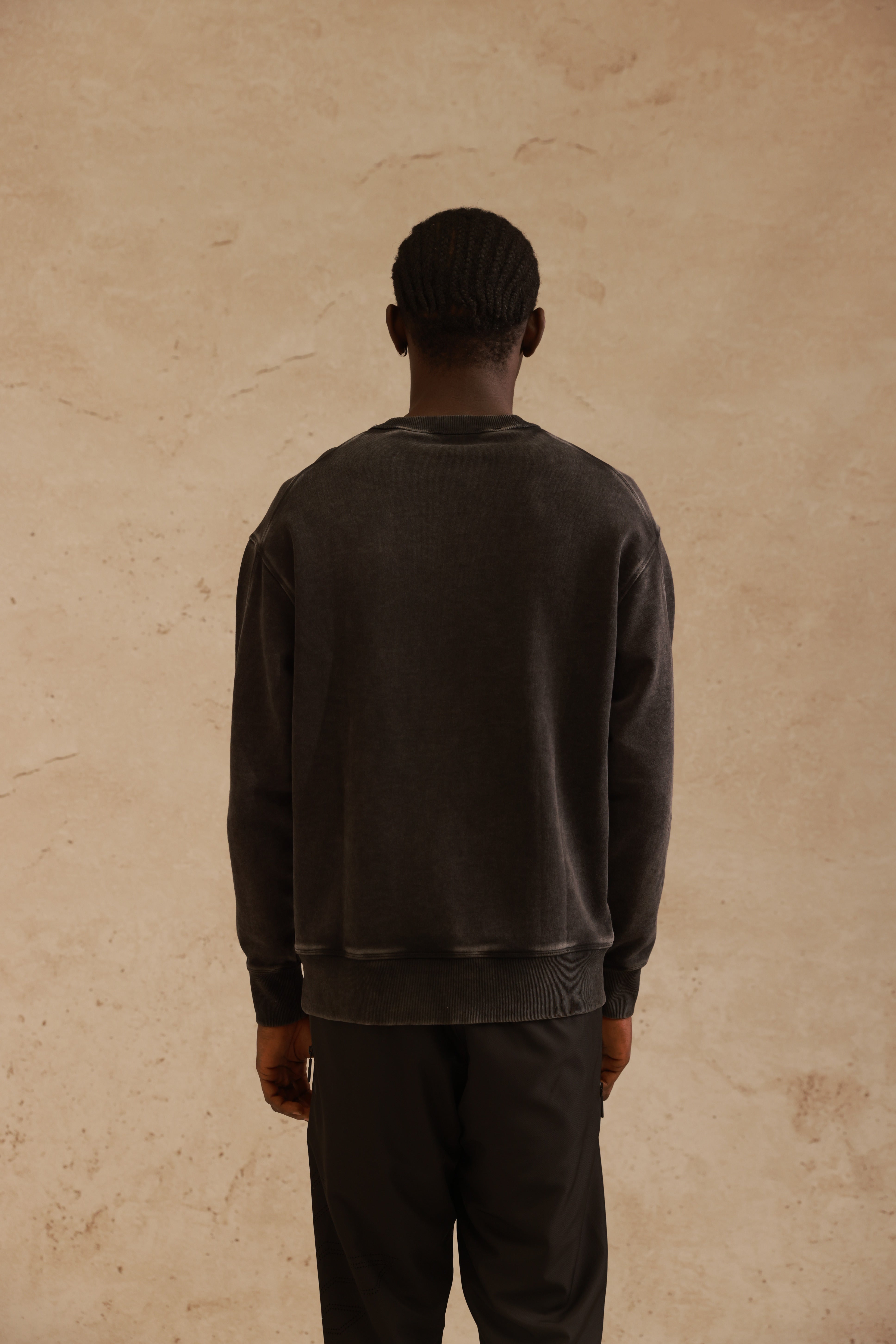 סווטשירט כביסה שחורה עם לוגו EVSTUDIO