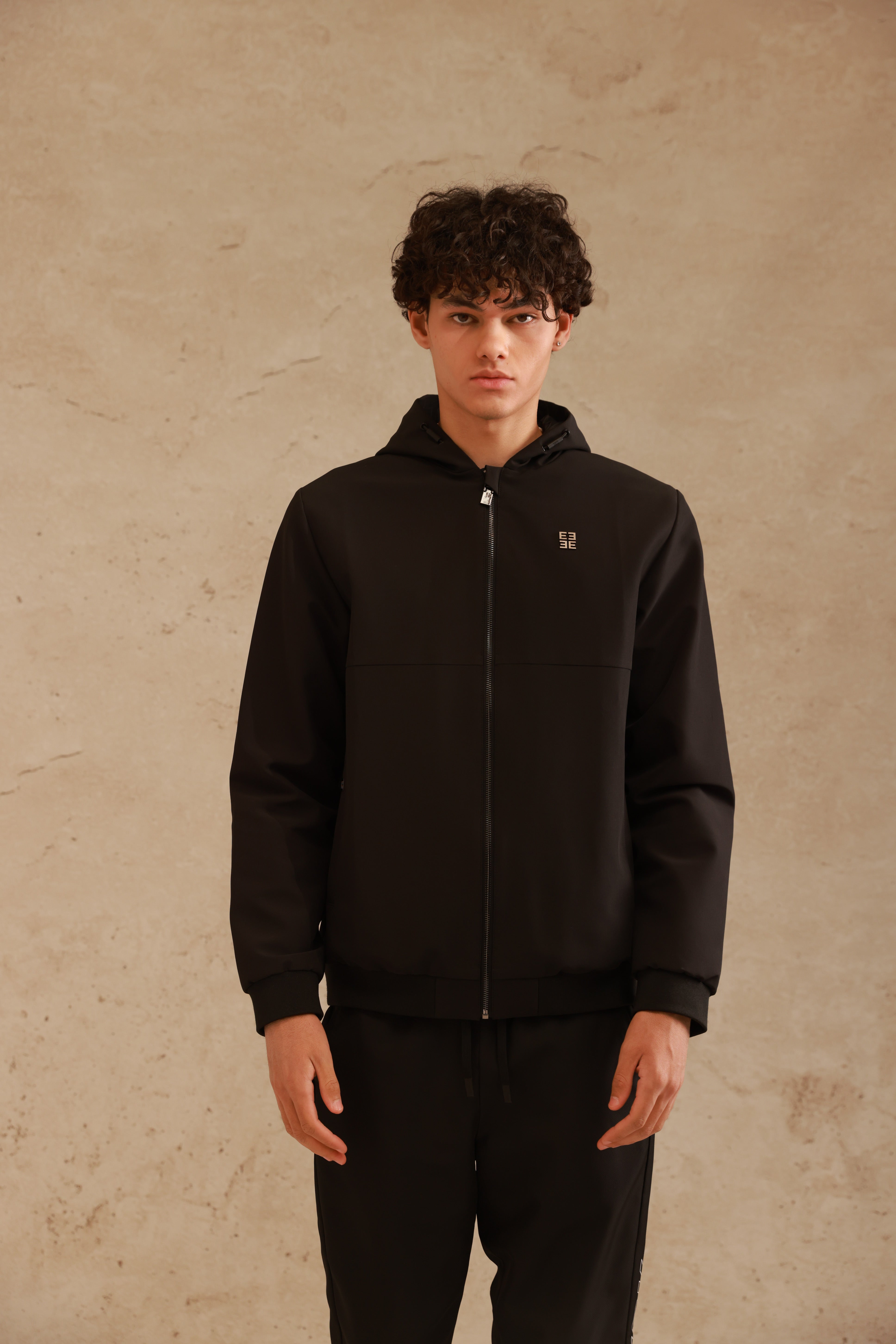 ג'אקט שחור עם הדפס גב ולוגו מתכת קדמי