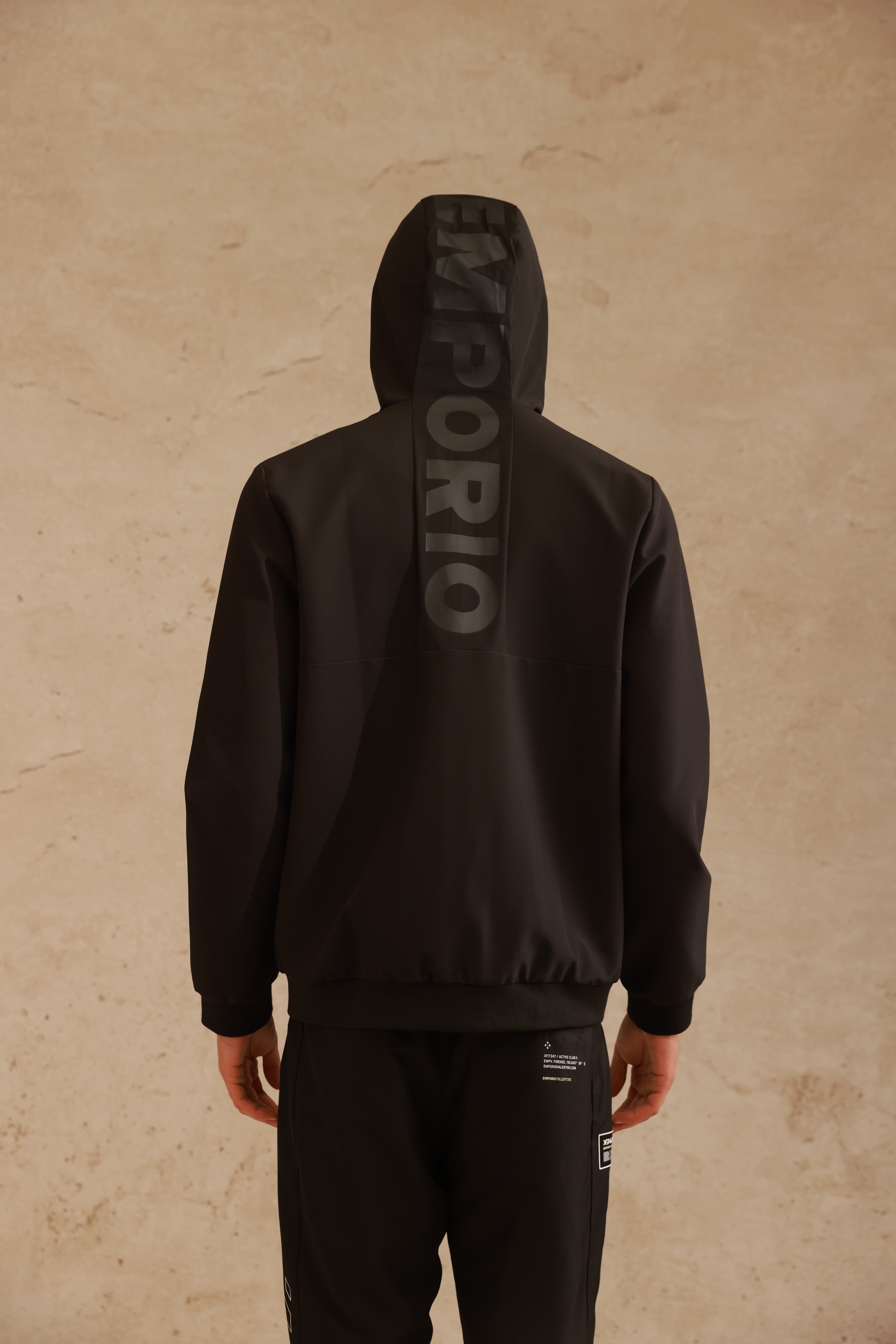 ג'אקט שחור עם הדפס גב ולוגו מתכת קדמי