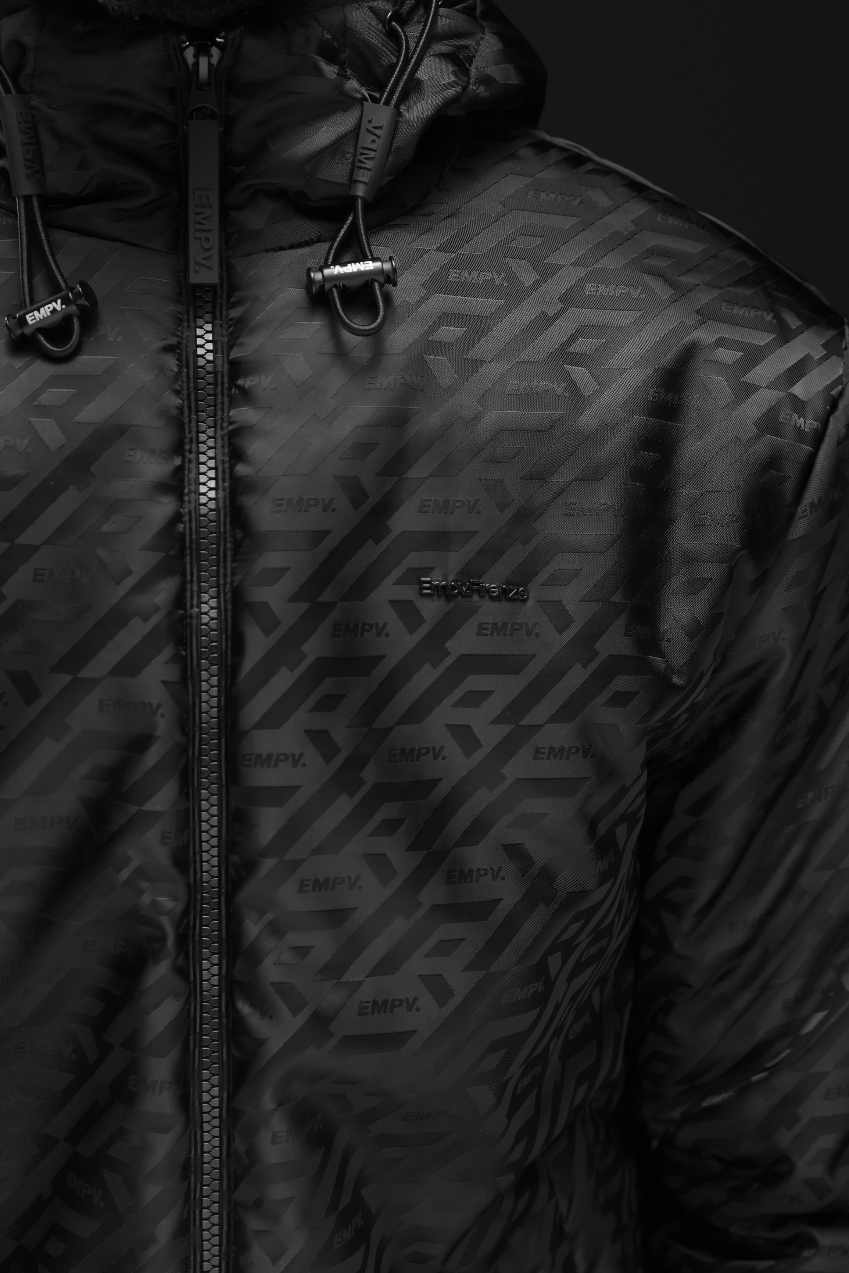 מעיל ניילון שחור עם הדפס XF טונלי