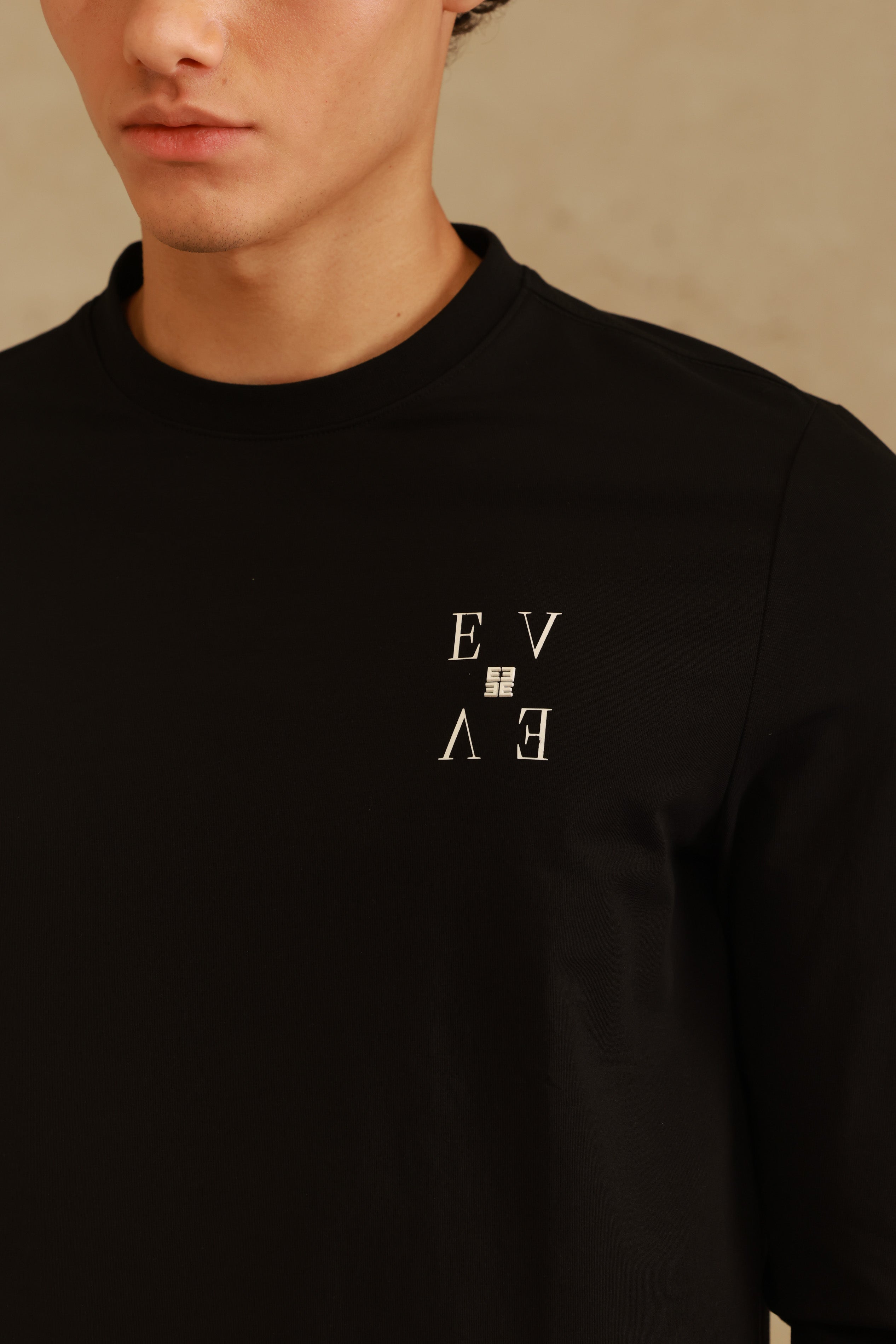 טי-שירט שרוול ארוך שחורה עם הדפס טיפוגרפי EV