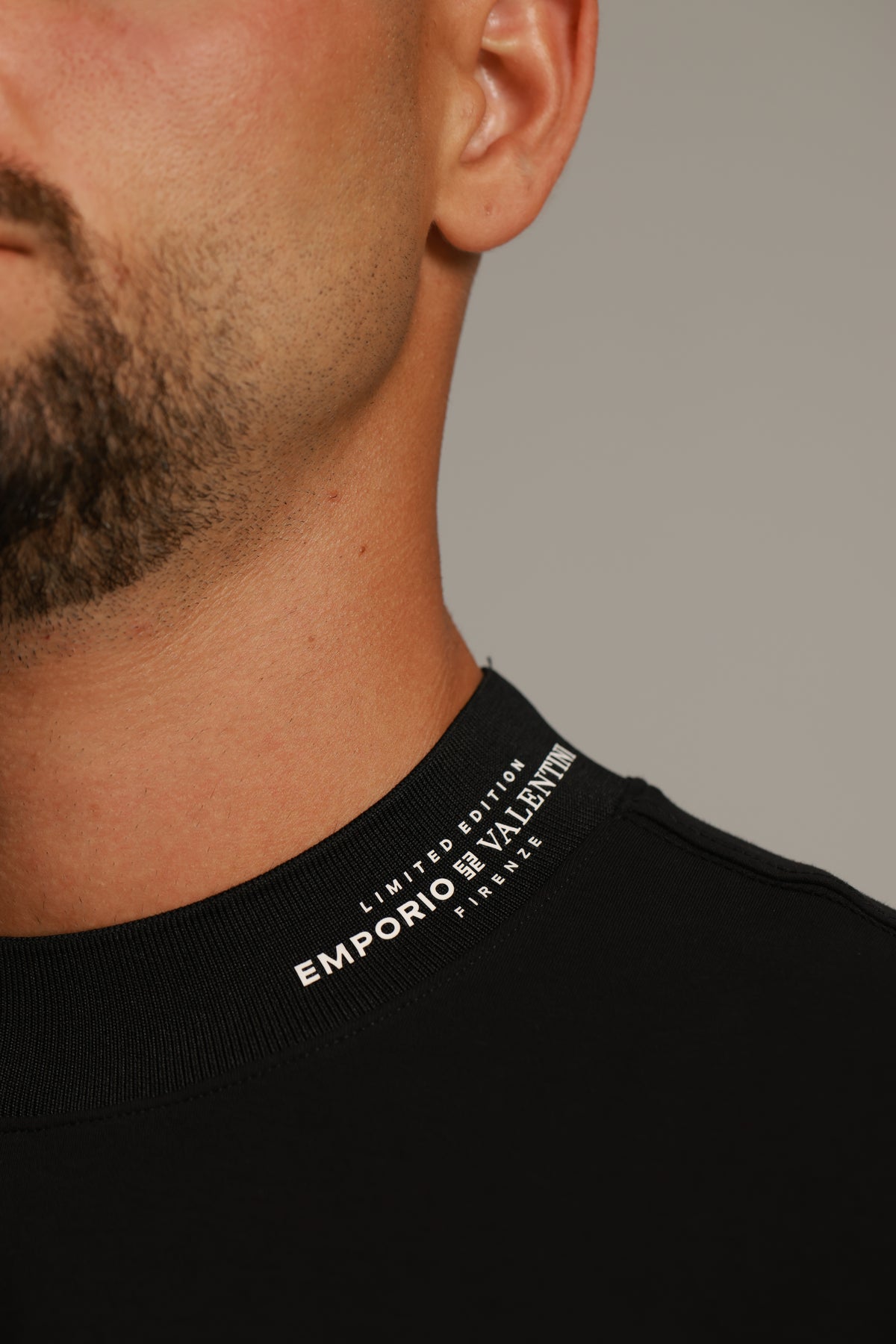 חולצת שרוול ארוך שחורה Red Label עם רצועת צווארון | Emporio Valentini
