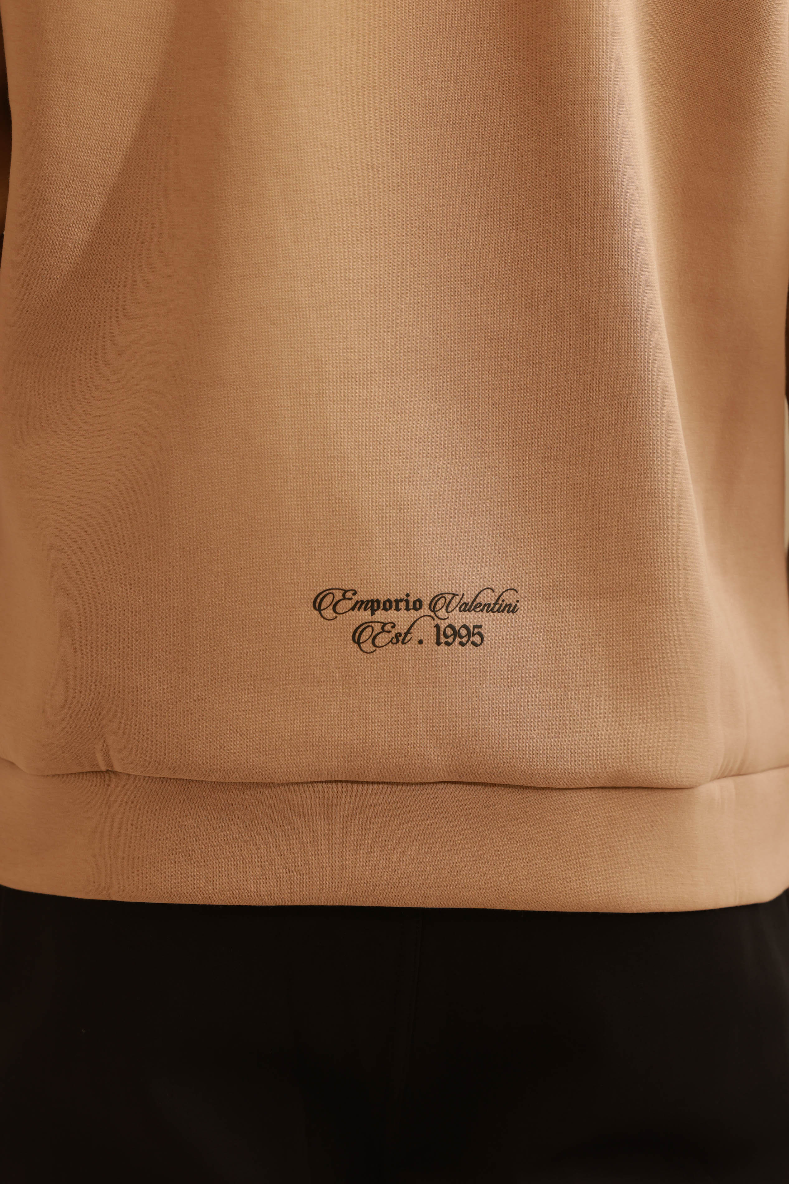 חליפת קפוצ׳ון בצבע בז'-שחור עם הדפס גוטי