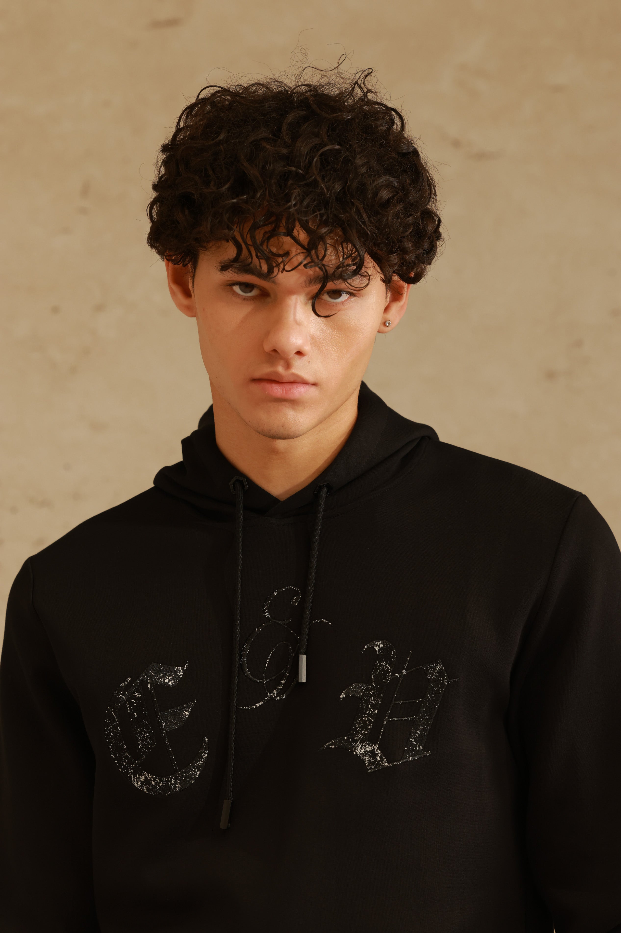 חליפת קפוצ׳ון שחורה עם הדפס גוטי