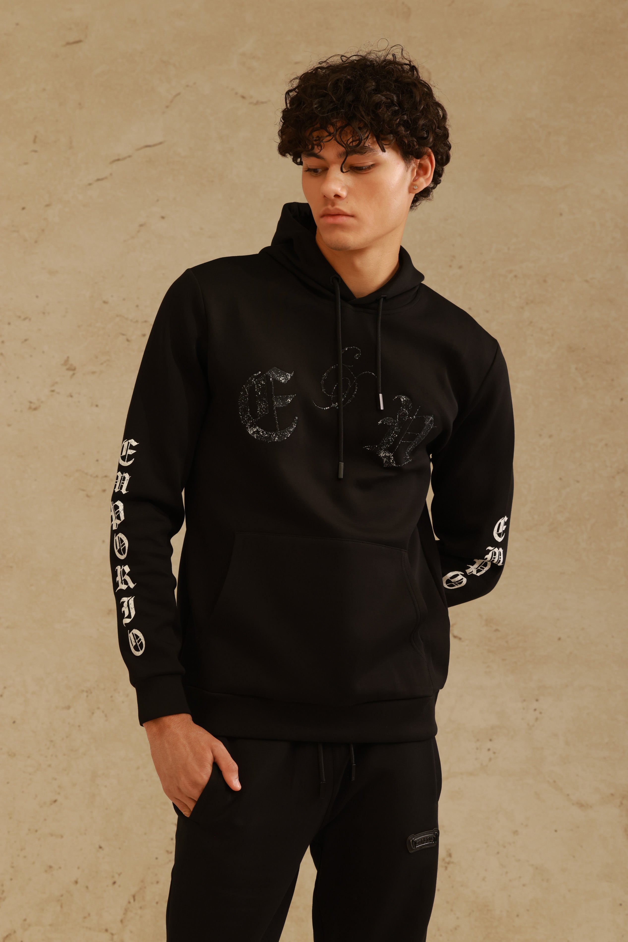 חליפת קפוצ׳ון שחורה עם הדפס גוטי