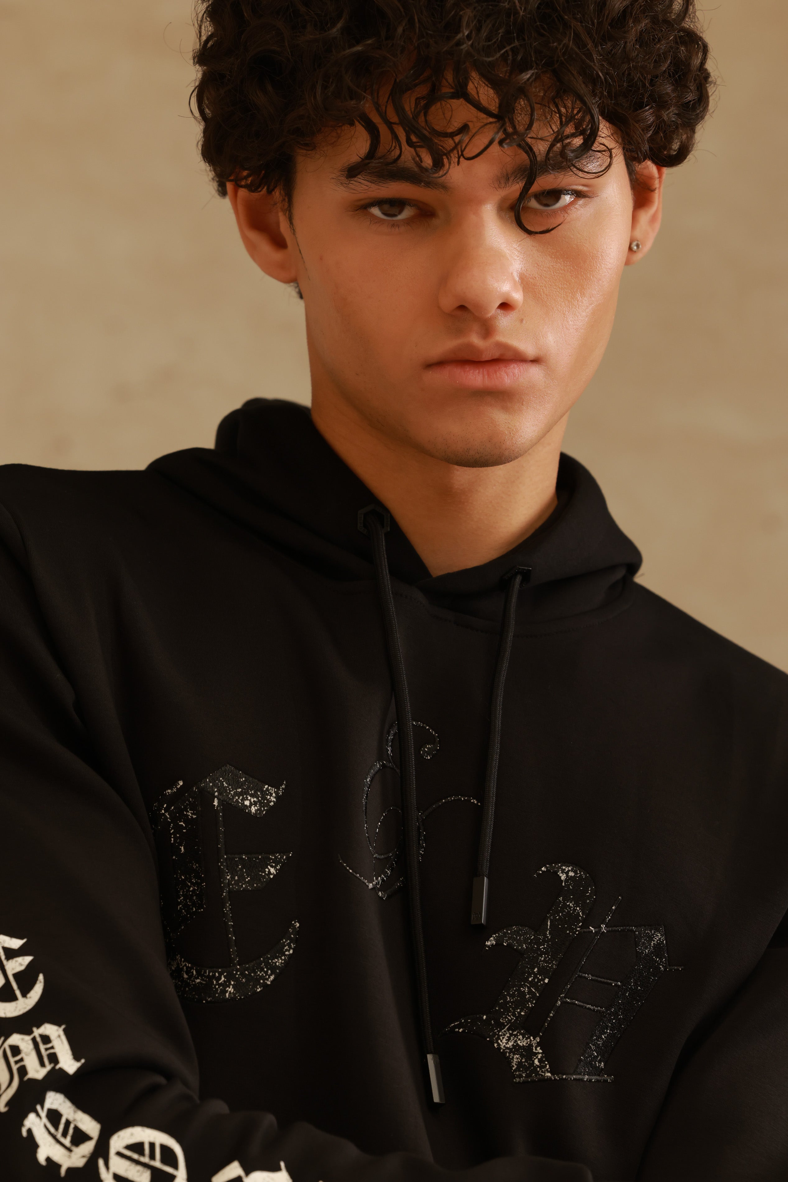 חליפת קפוצ׳ון שחורה עם הדפס גוטי