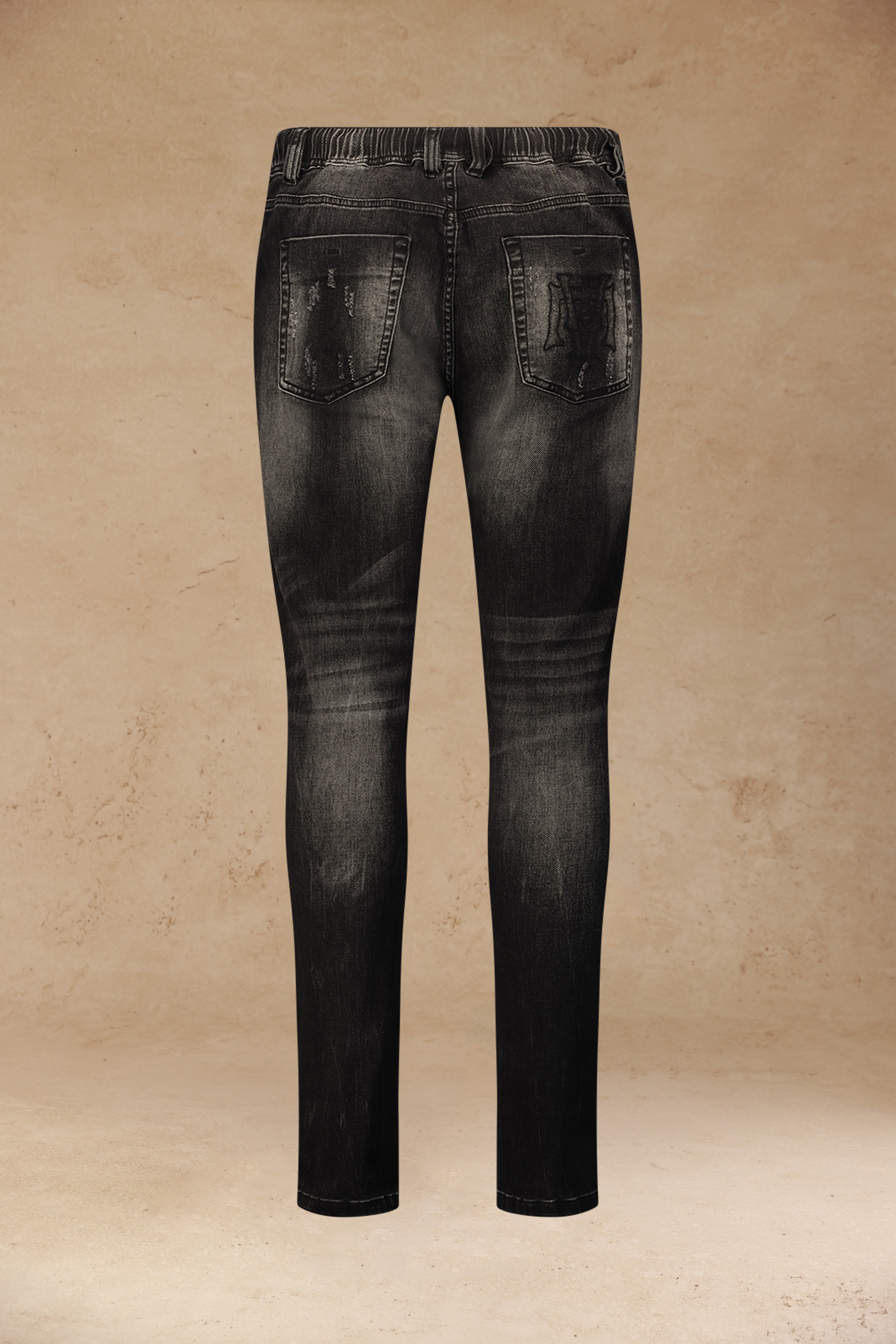 ג׳ינס שחור עם קרעים ולוגו מודפס