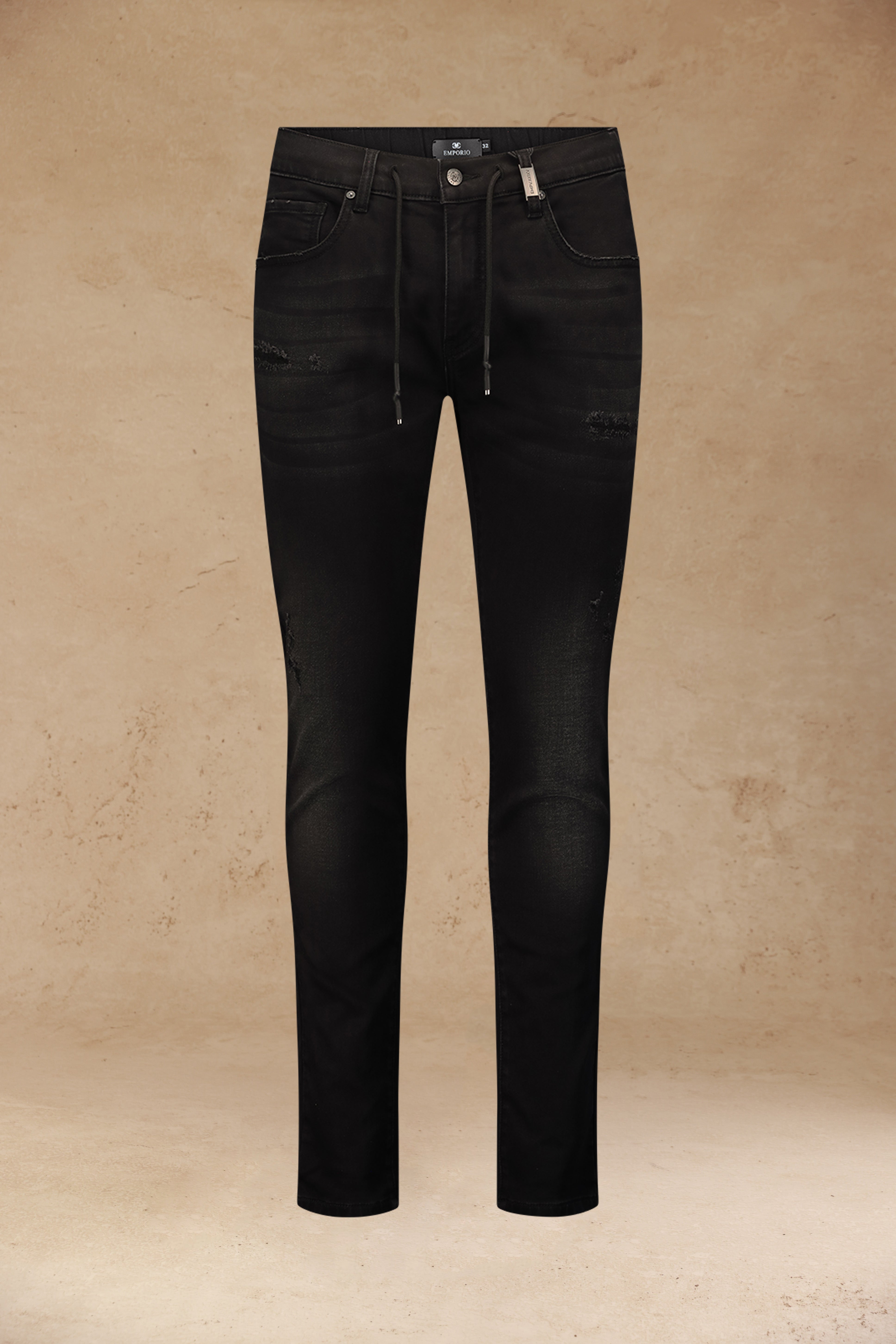 ג׳ינס שחור עם קרעים עדינים