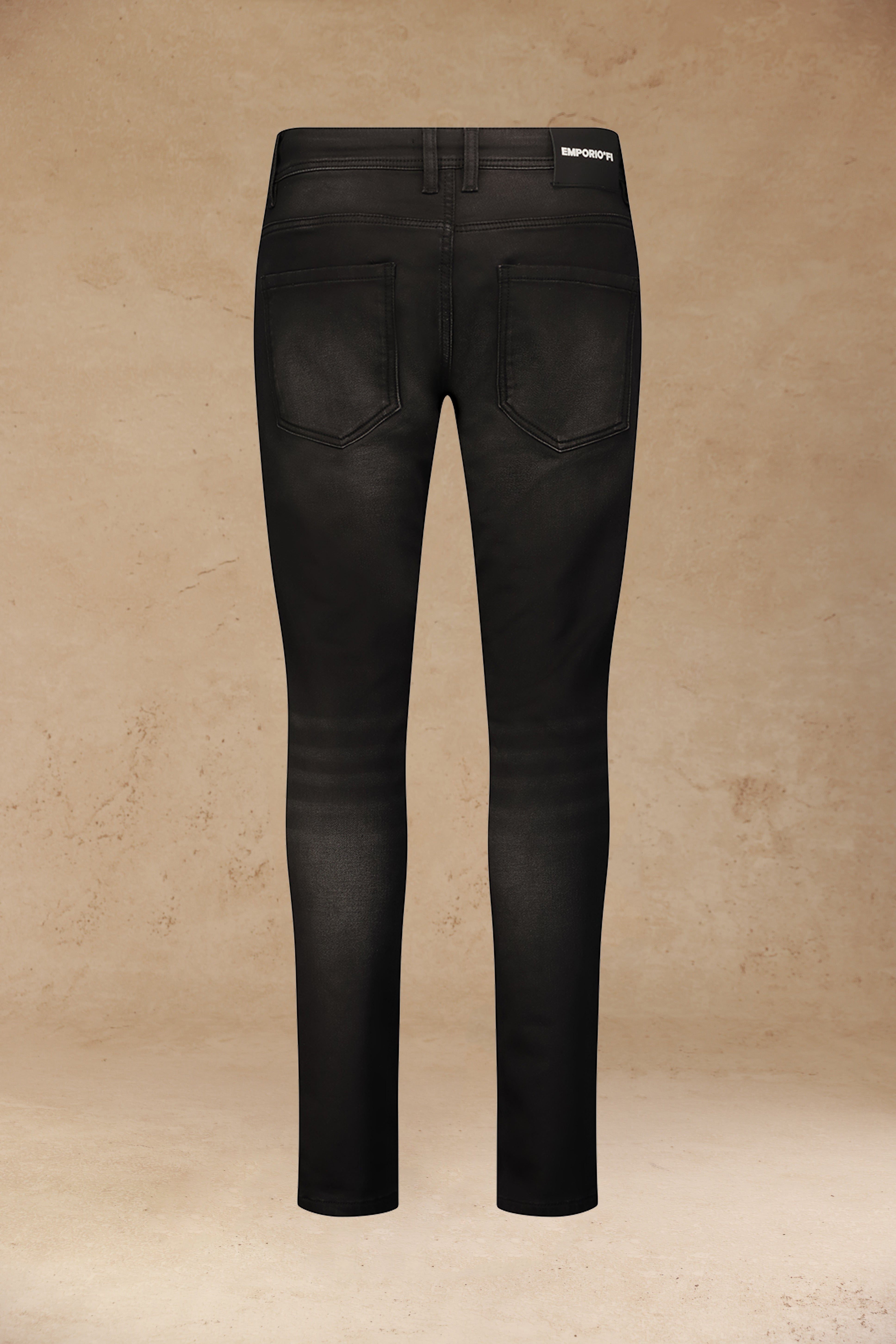 ג׳ינס כחול כהה עם שרוך כחול ושטיפות עדינות