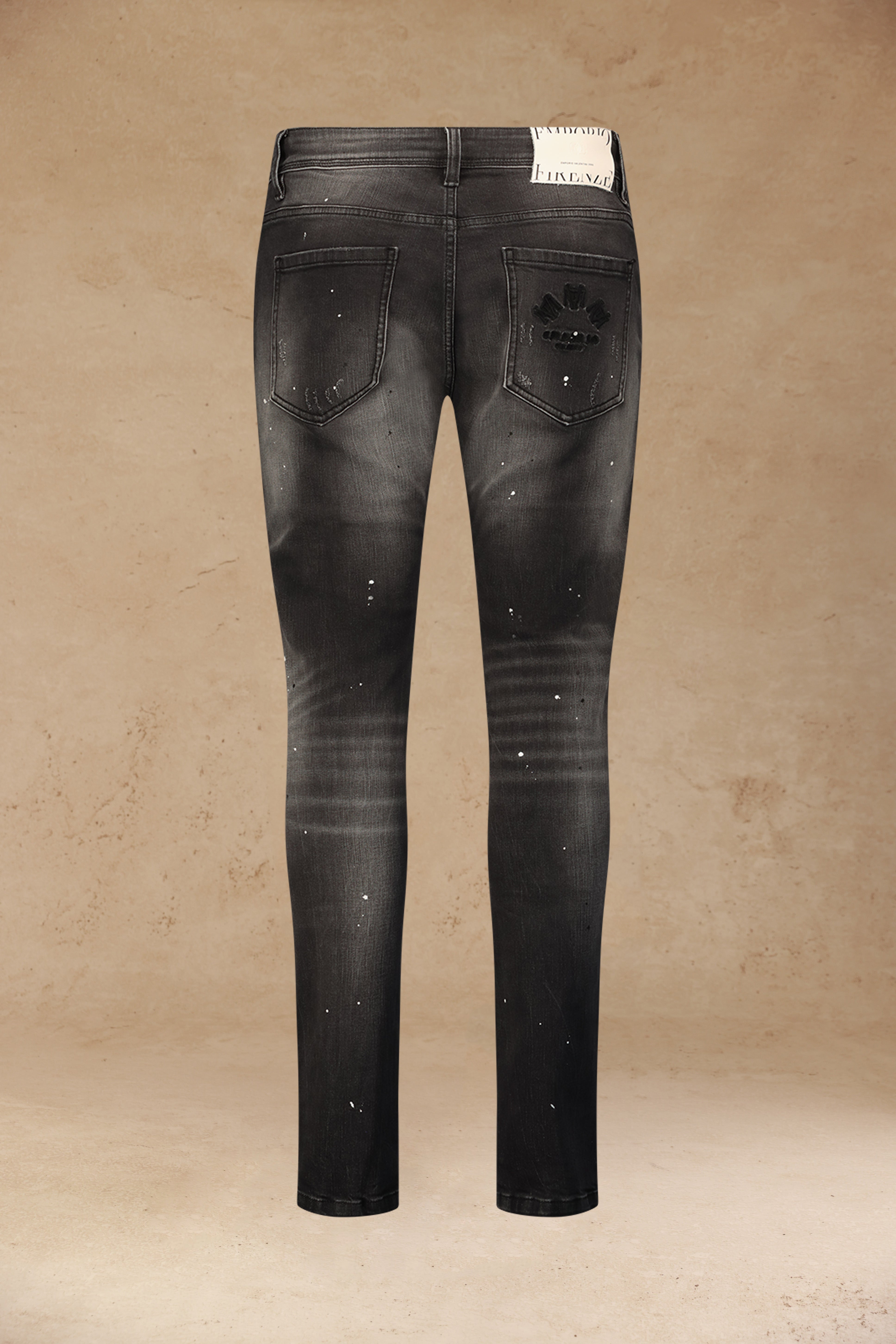 ג׳ינס שחור עם שרוך במותן ולוגו רקום בכיס האחורי