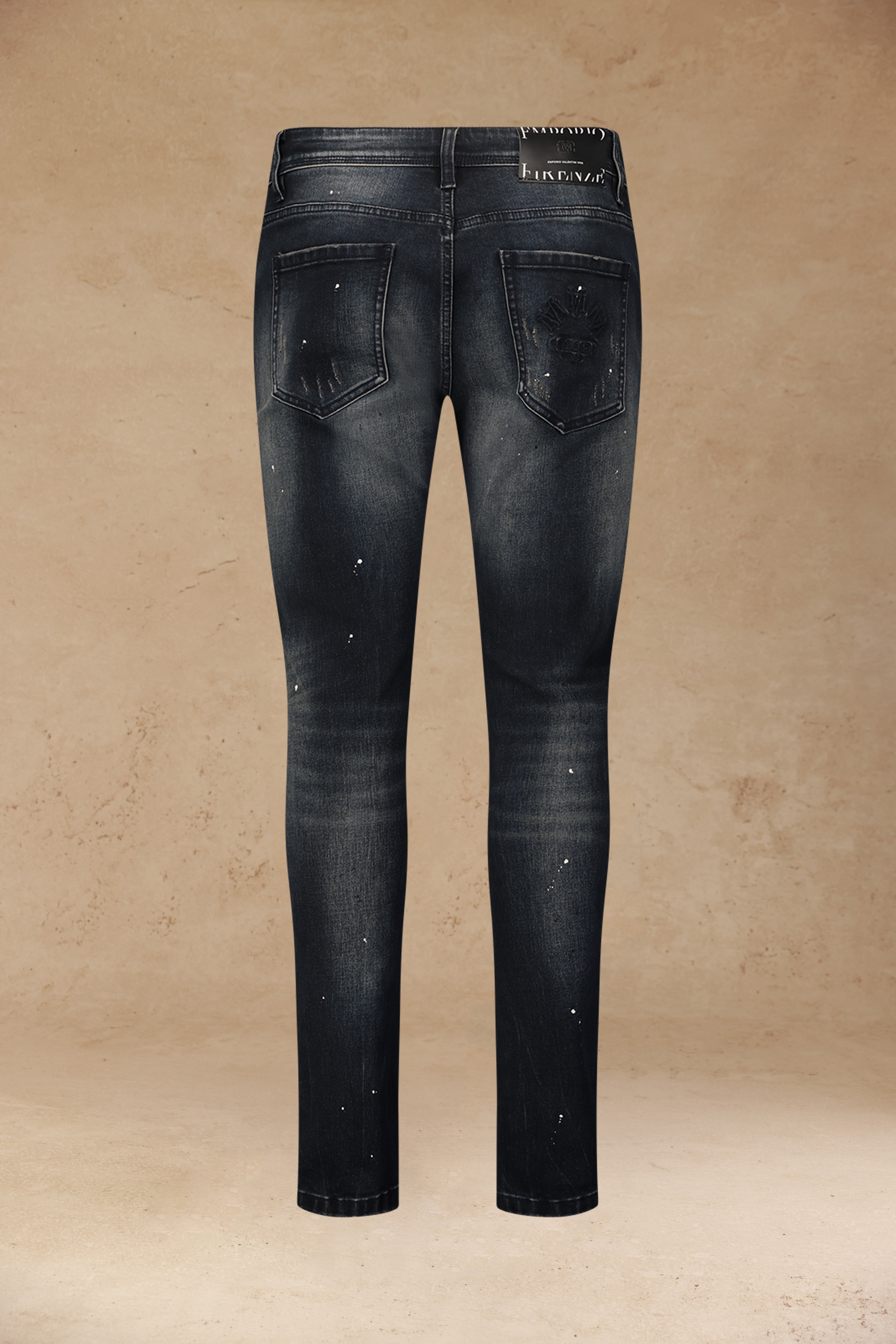 ג׳ינס כחול כהה עם שרוך במותן ולוגו רקום בכיס האחורי