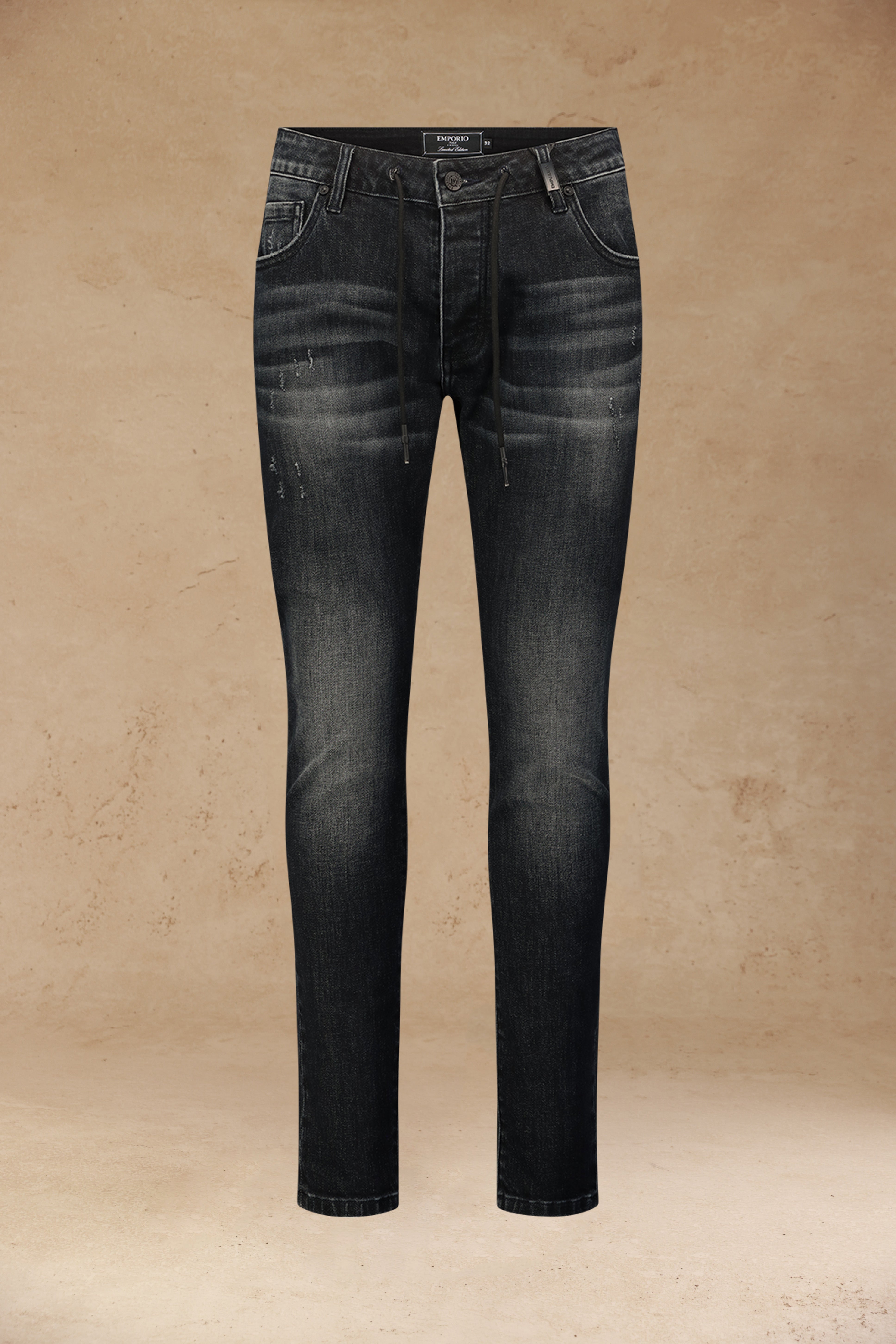 ג׳ינס שחור איבוני עם הדפס לוגו בגב ושרוך במותן